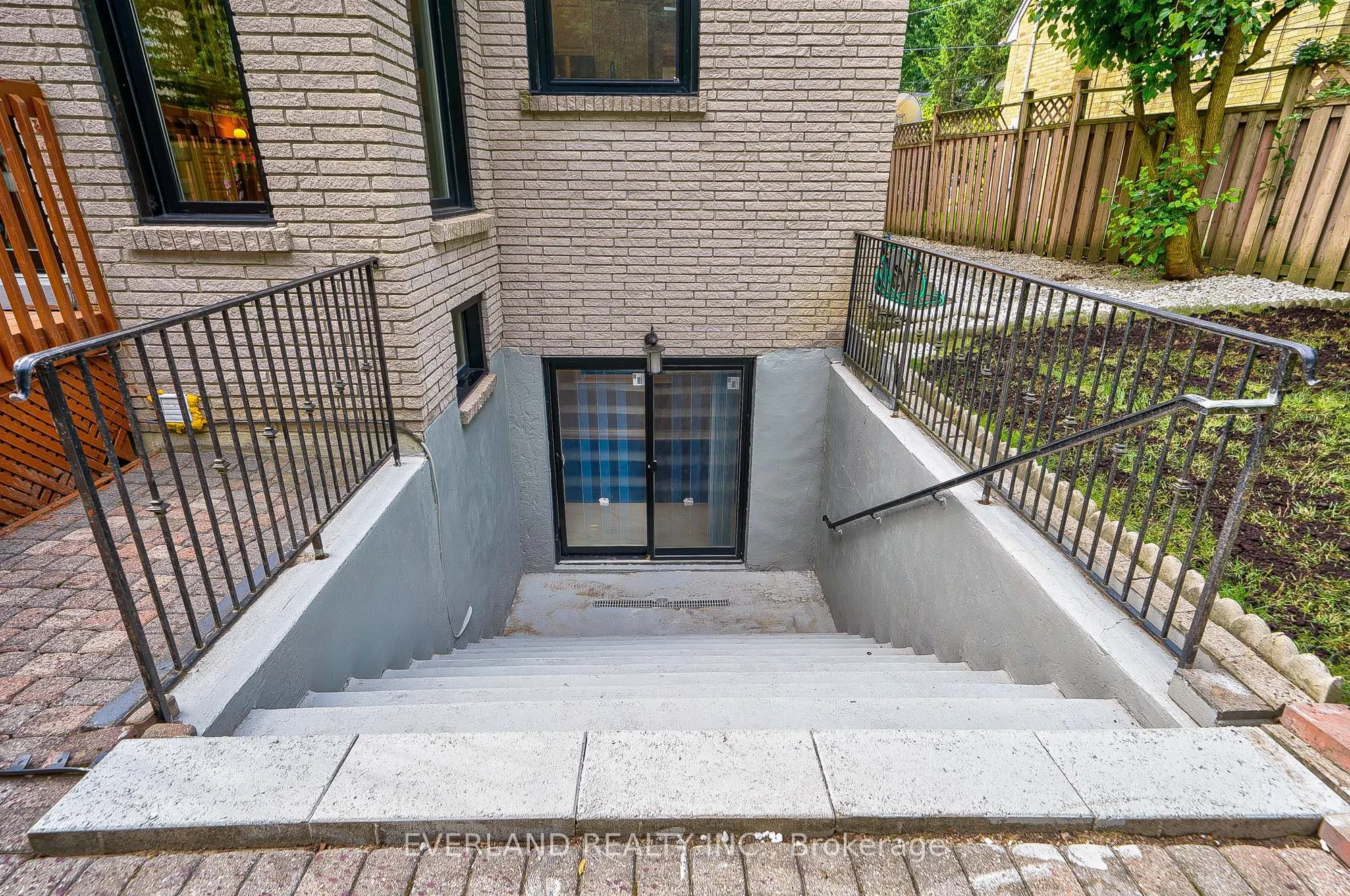 6 Lailey Crescent