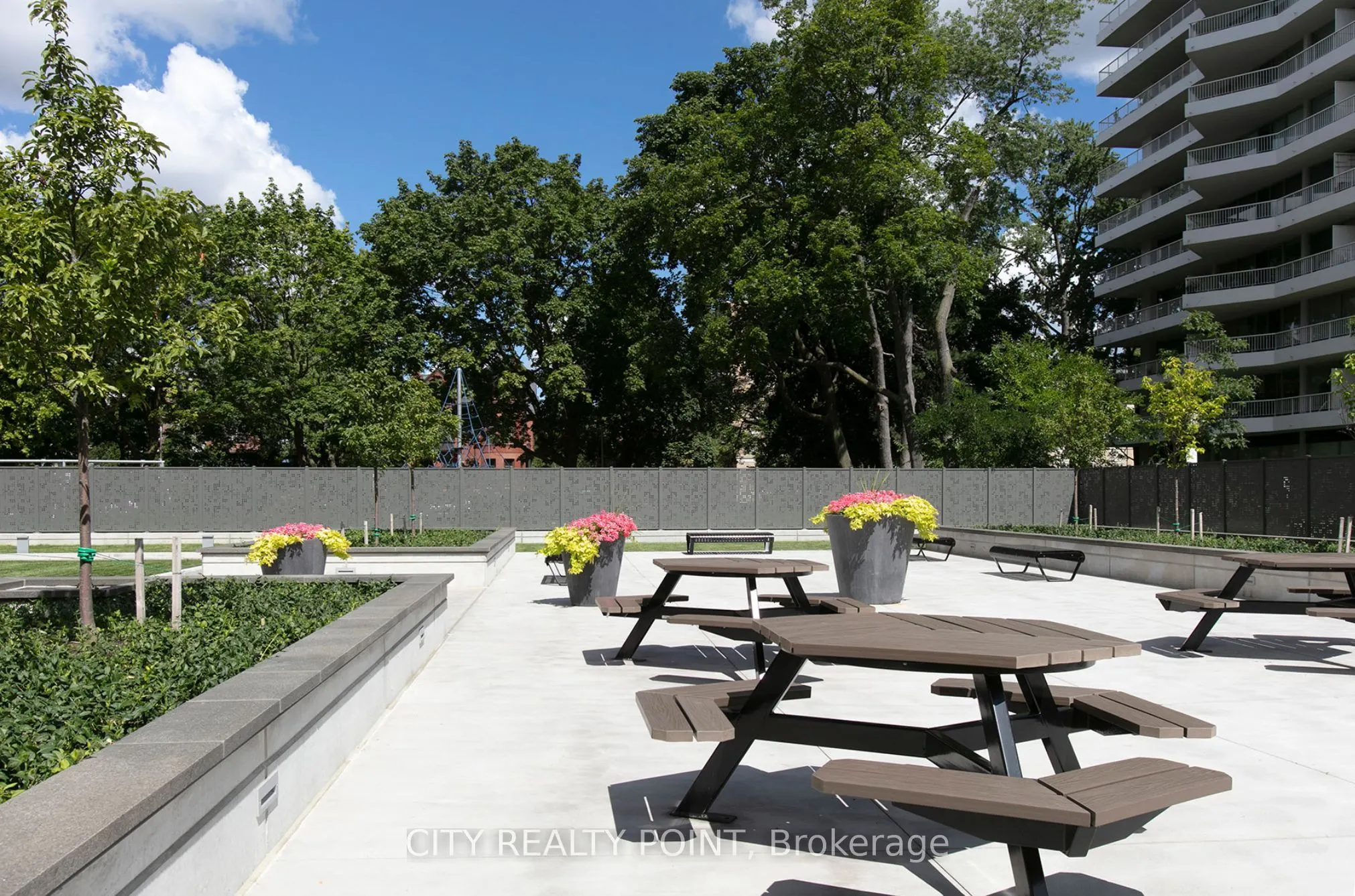 485 Huron Street, #905