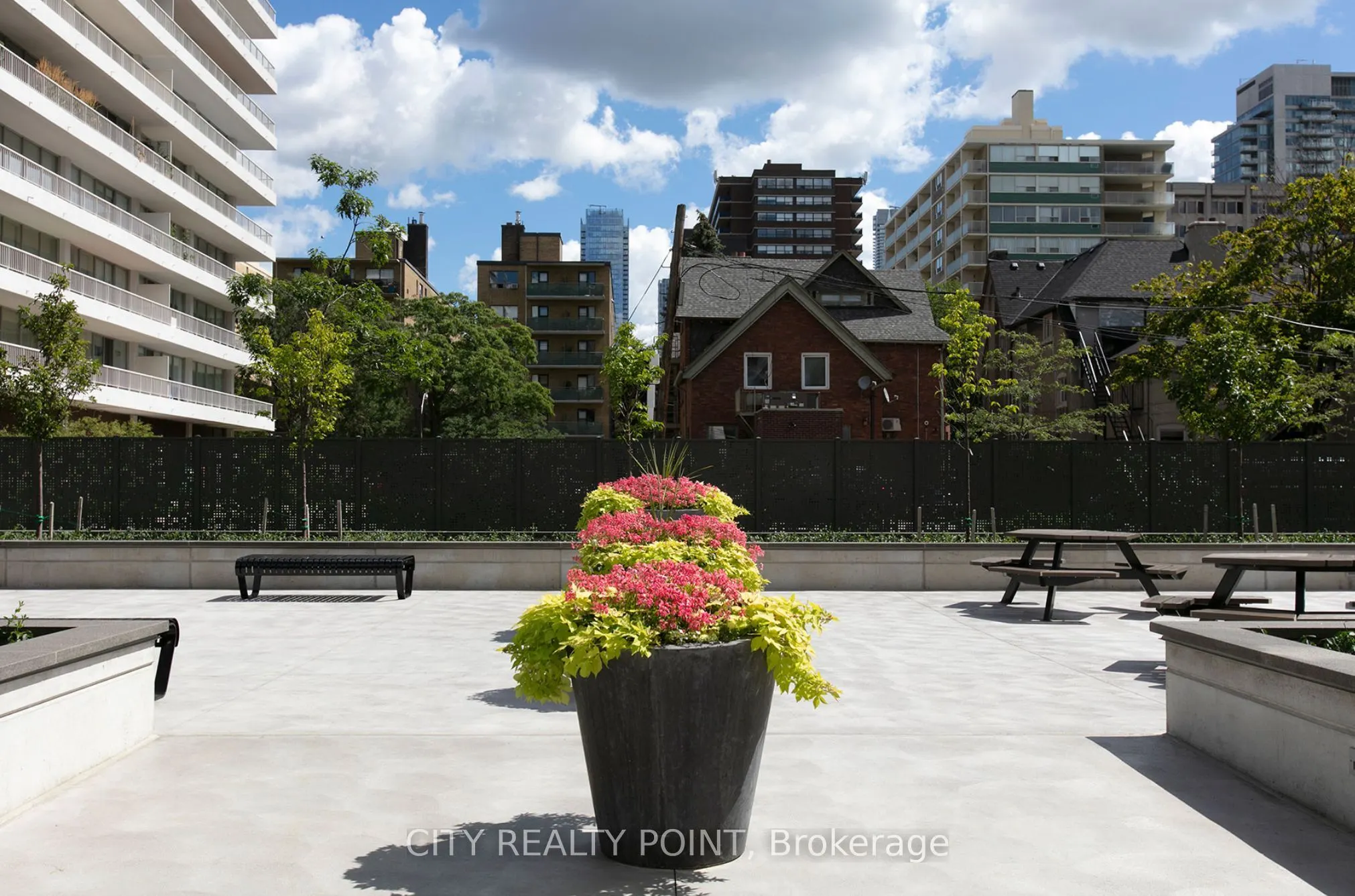 485 Huron Street, #905