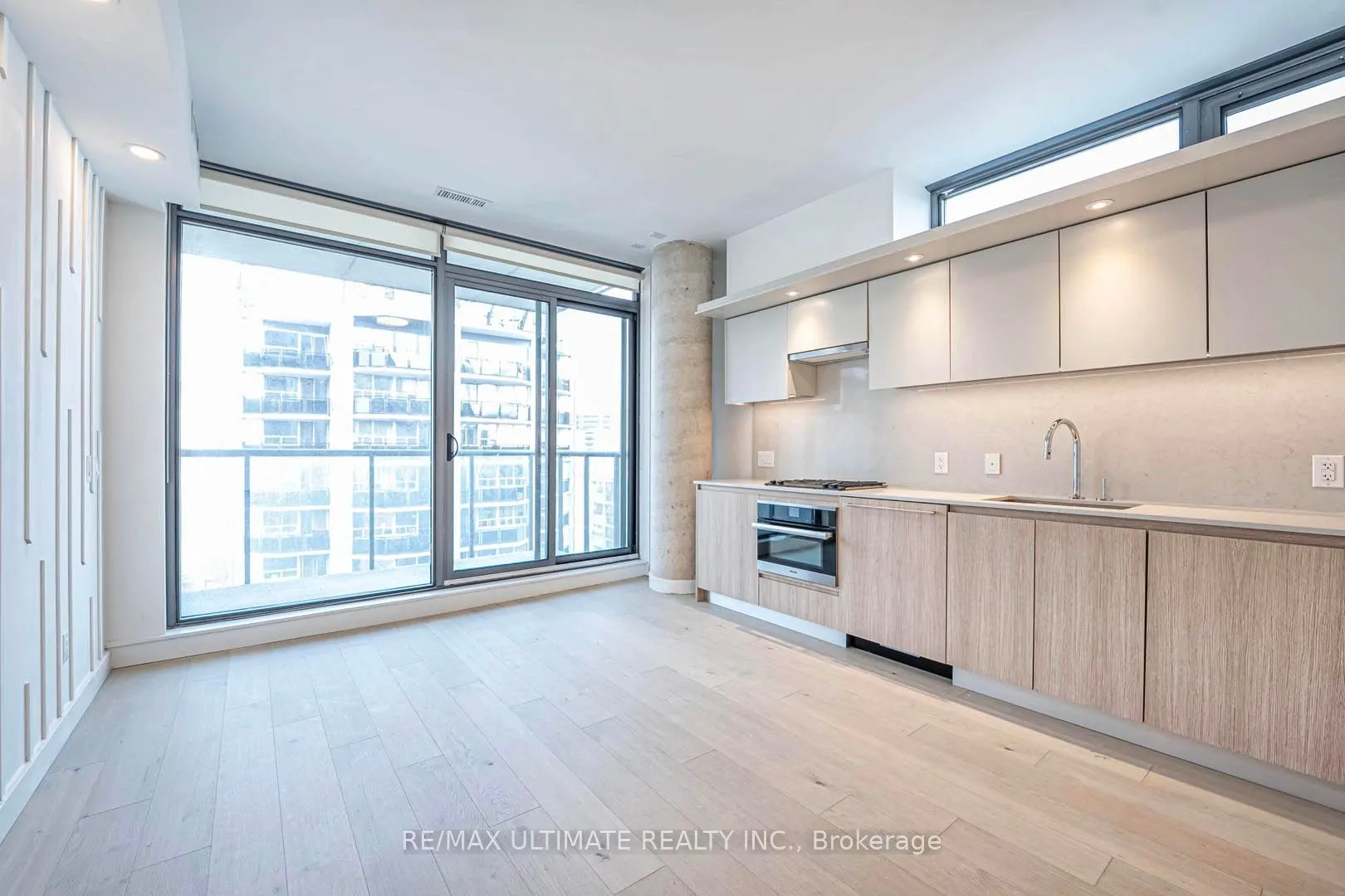 81 Wellesley Street E, #907