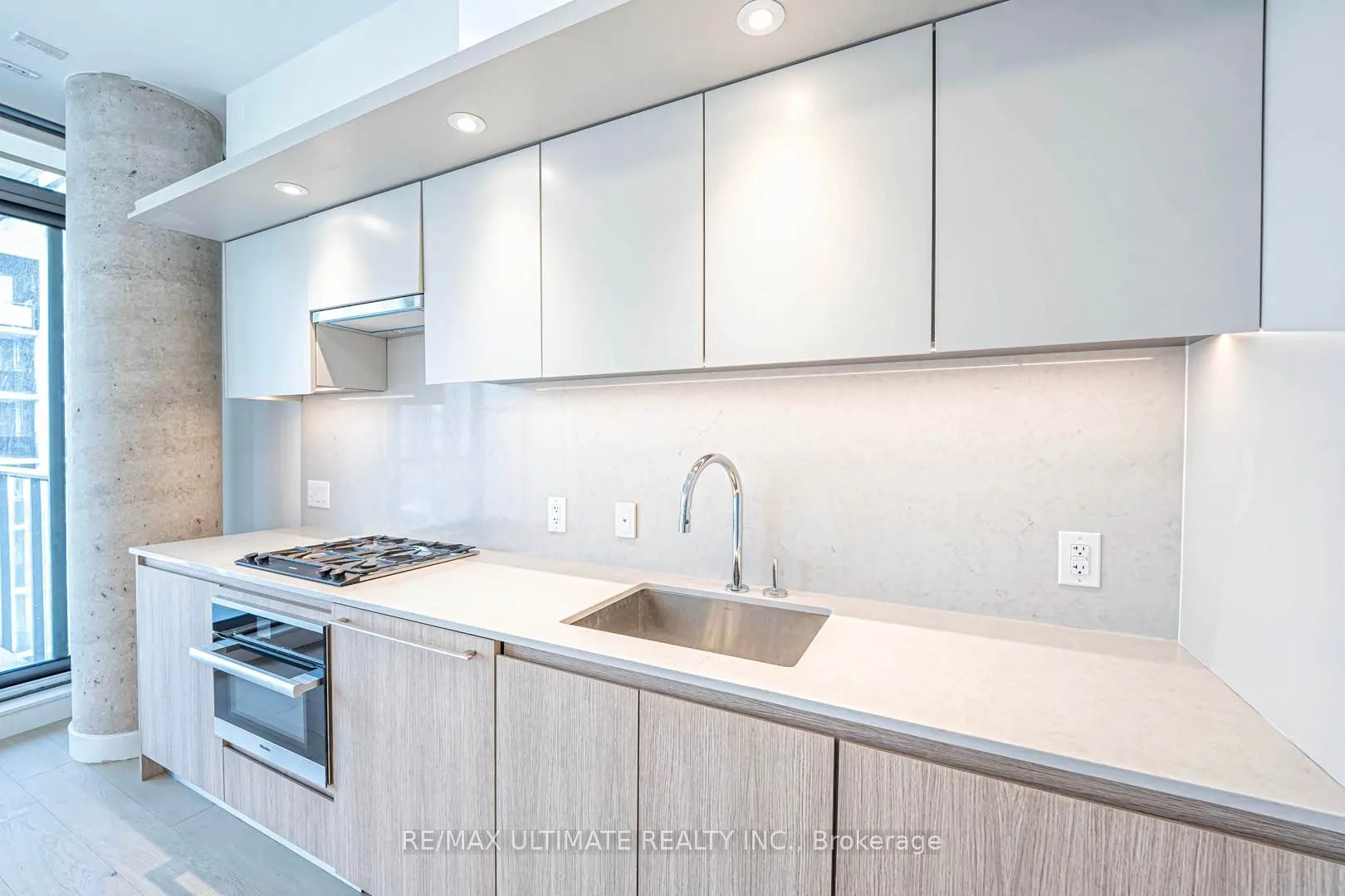 81 Wellesley Street E, #907