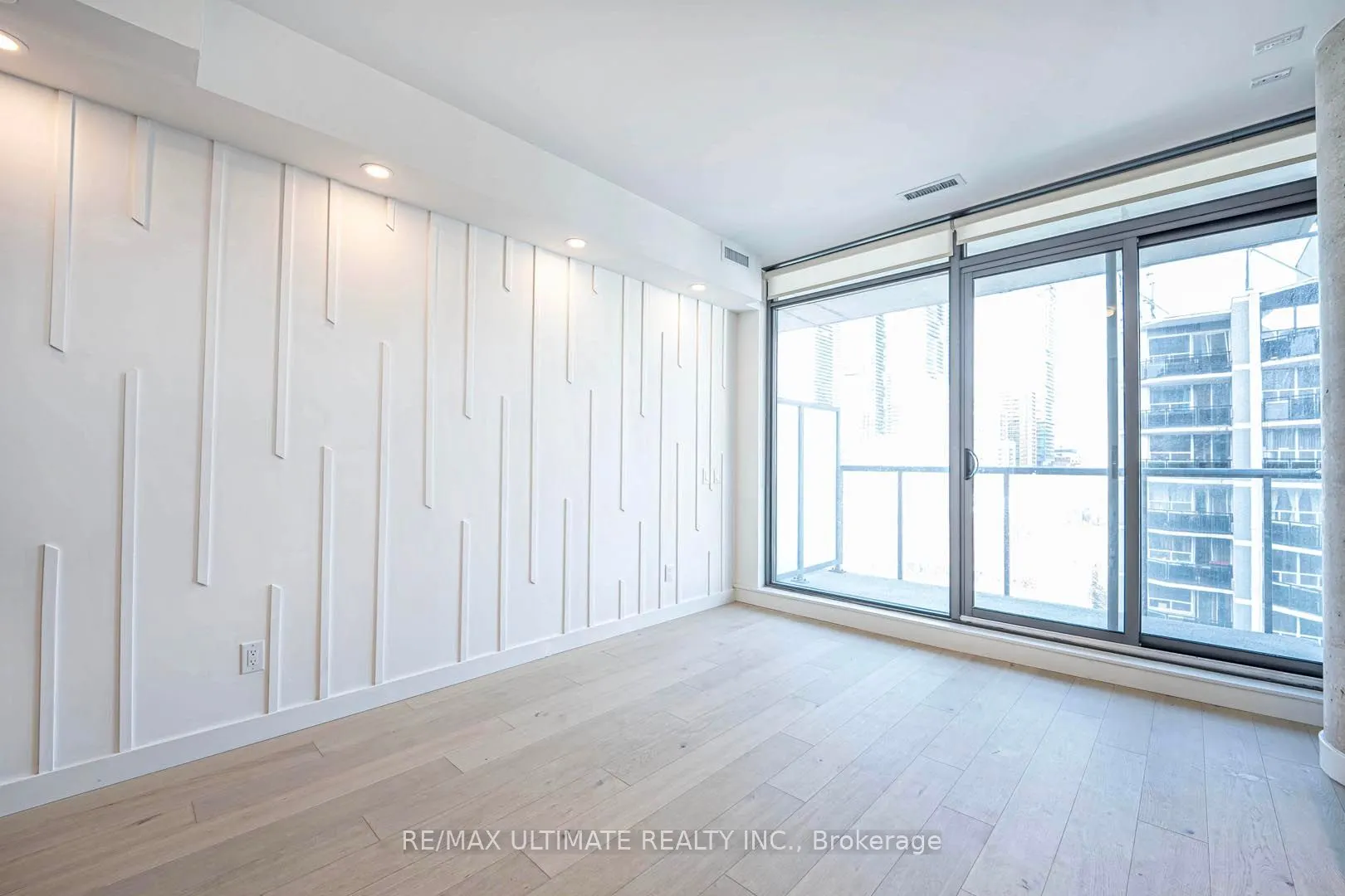 81 Wellesley Street E, #907