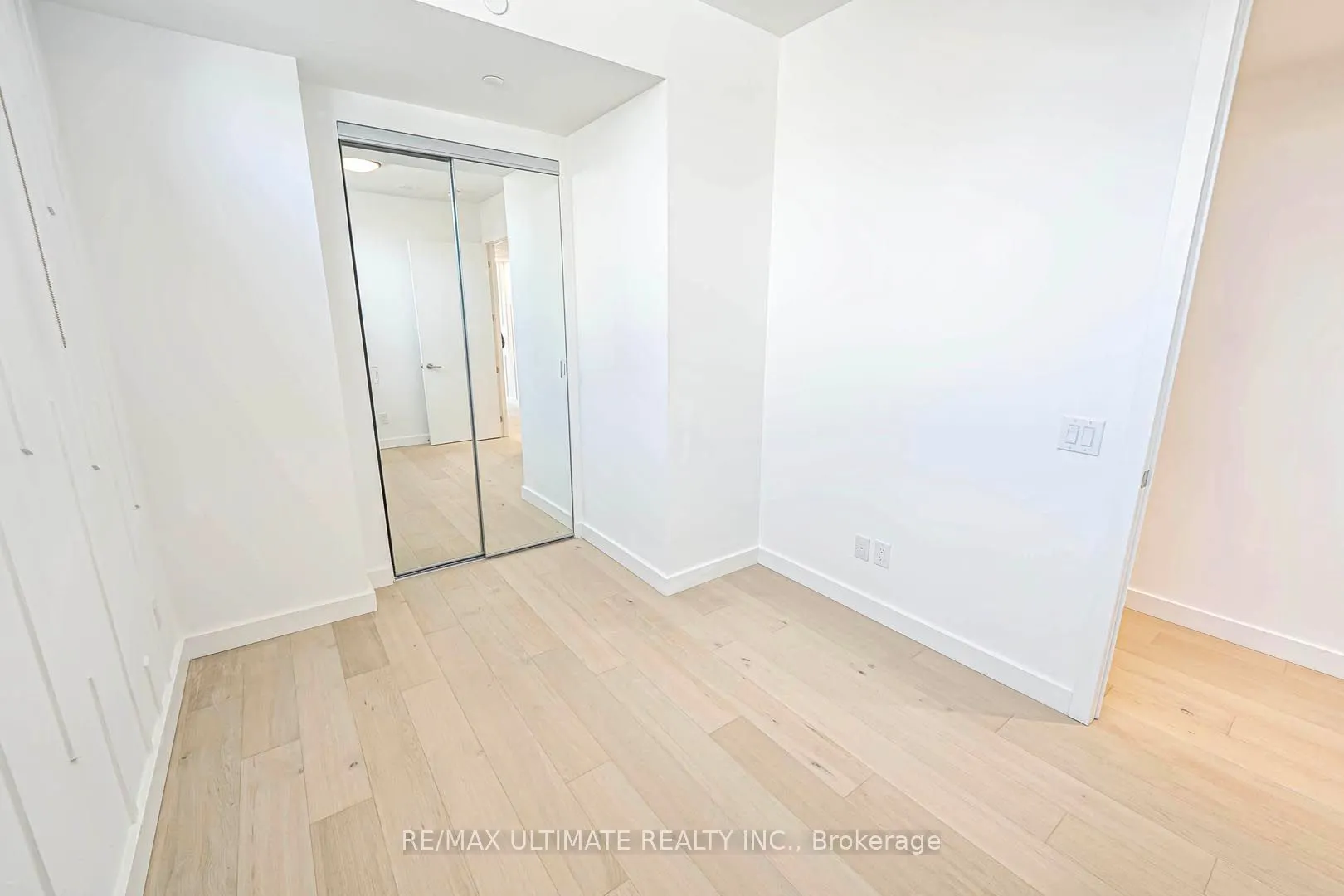 81 Wellesley Street E, #907