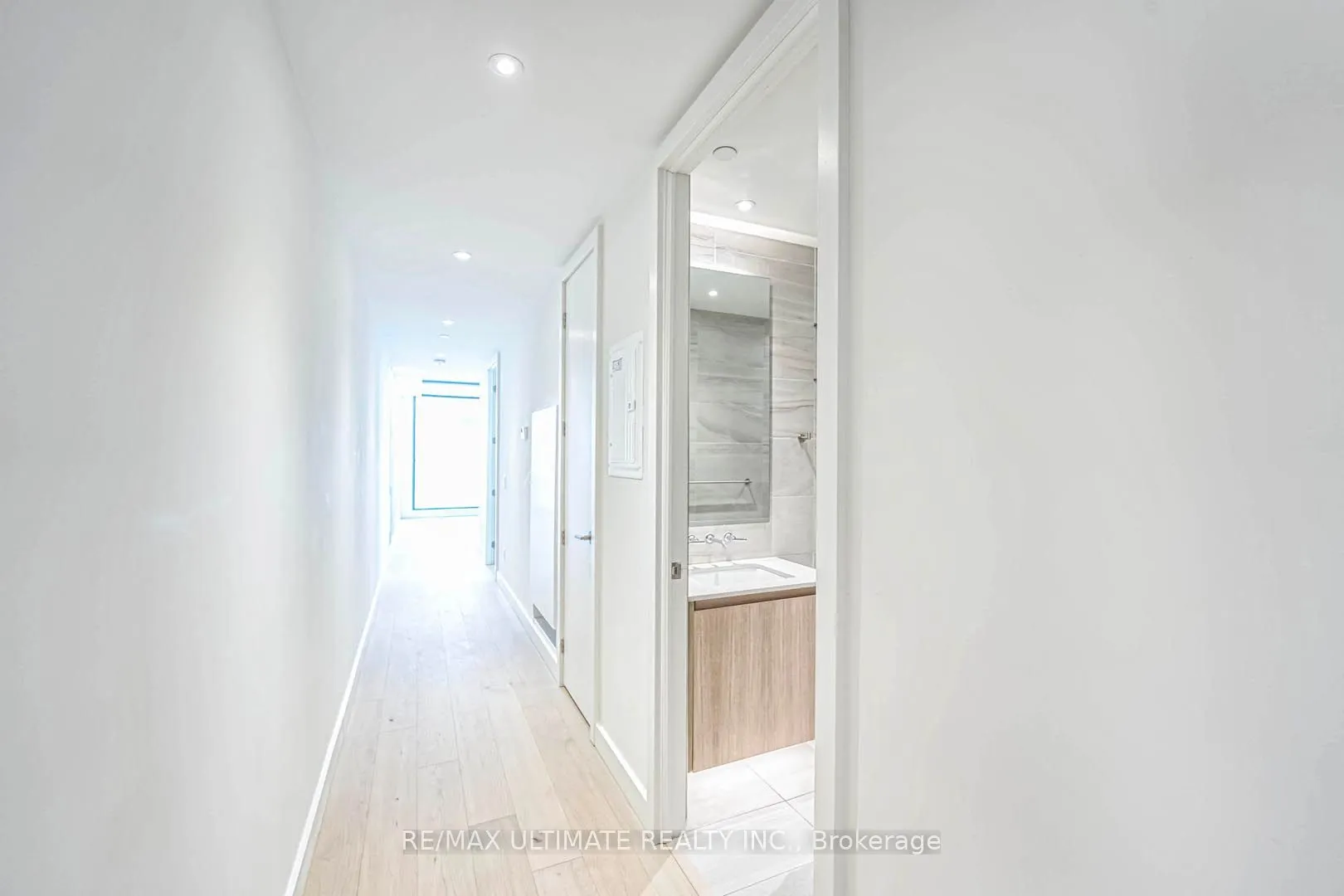 81 Wellesley Street E, #907