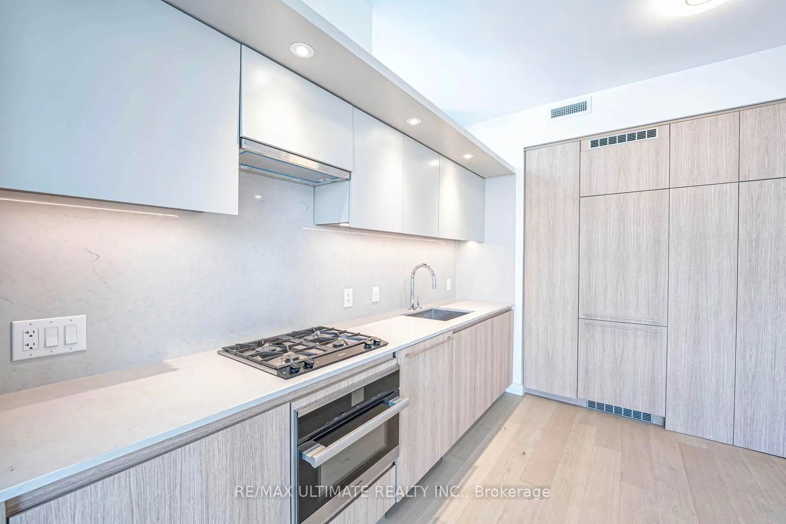 81 Wellesley Street E, #907