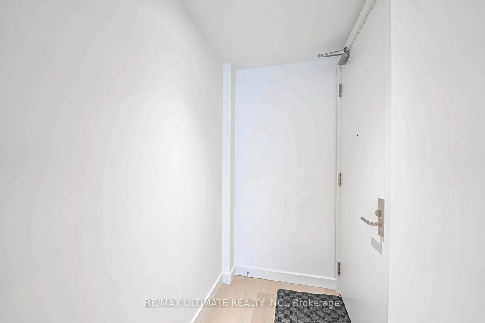 81 Wellesley Street E, #907