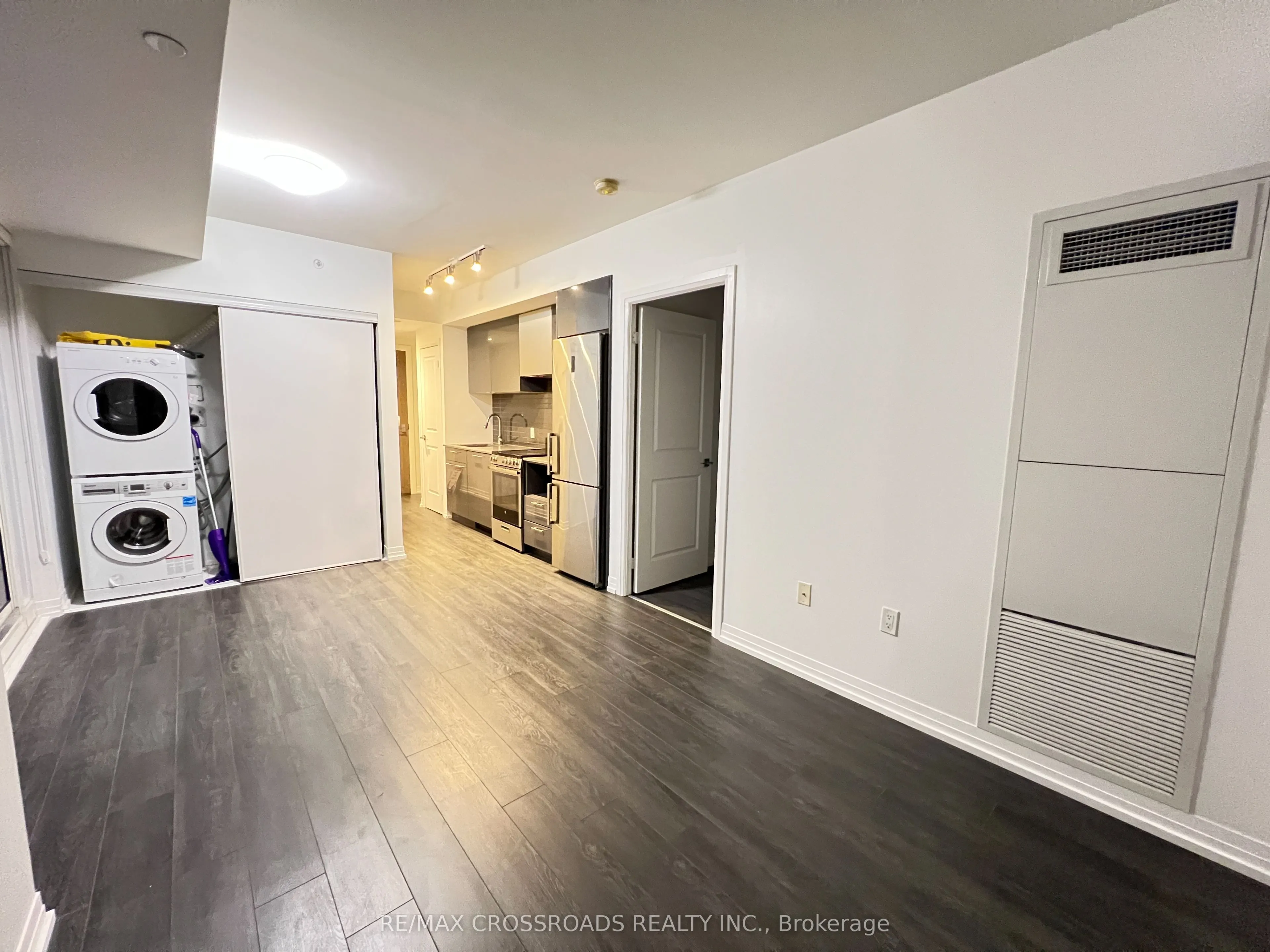200 Dundas Street E, #808