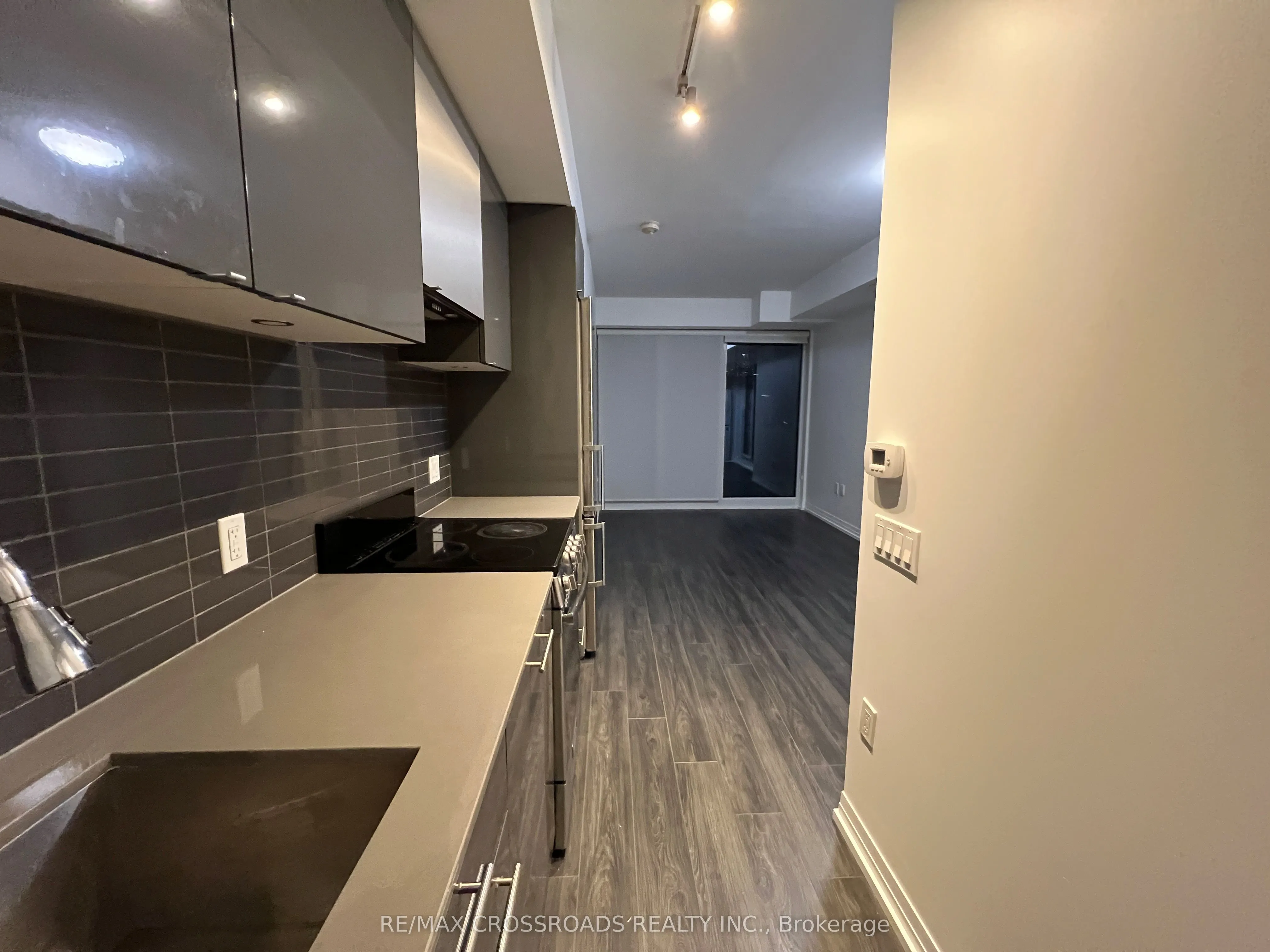 200 Dundas Street E, #808