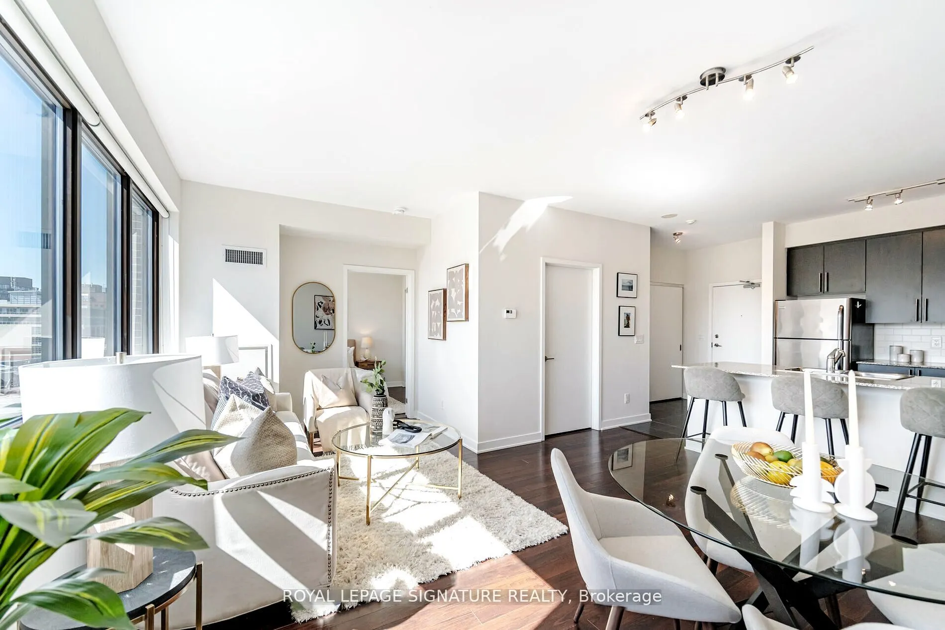 400 Wellington Street W, #908