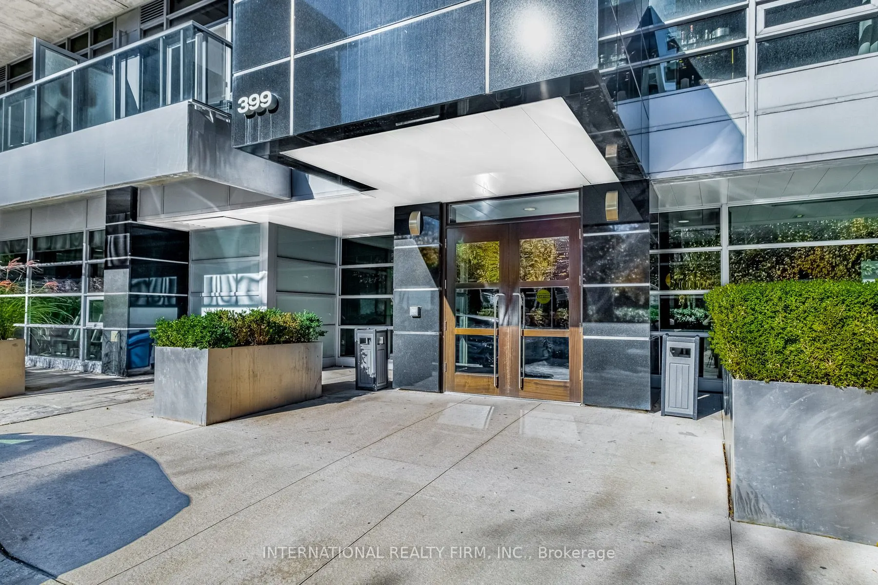 399 Adelaide Street W, #811