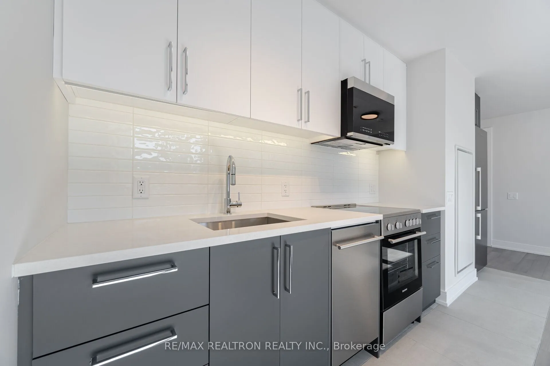 664 Spadina Avenue #201