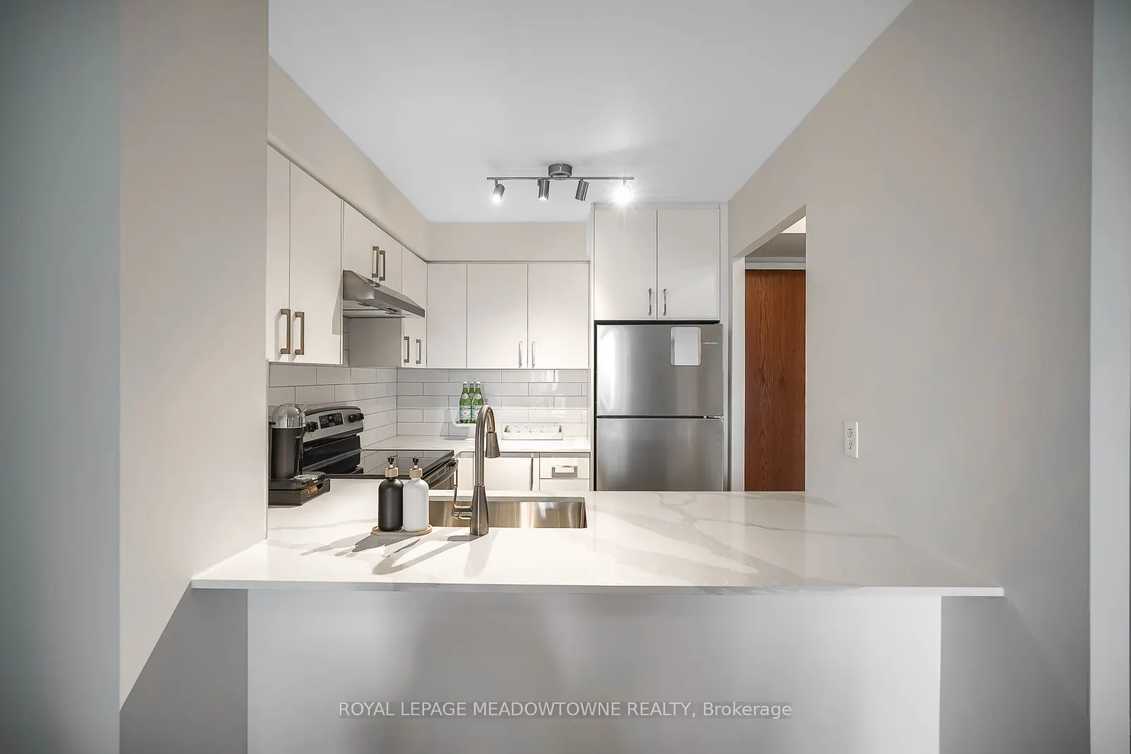 18 Pemberton Avenue S, #401