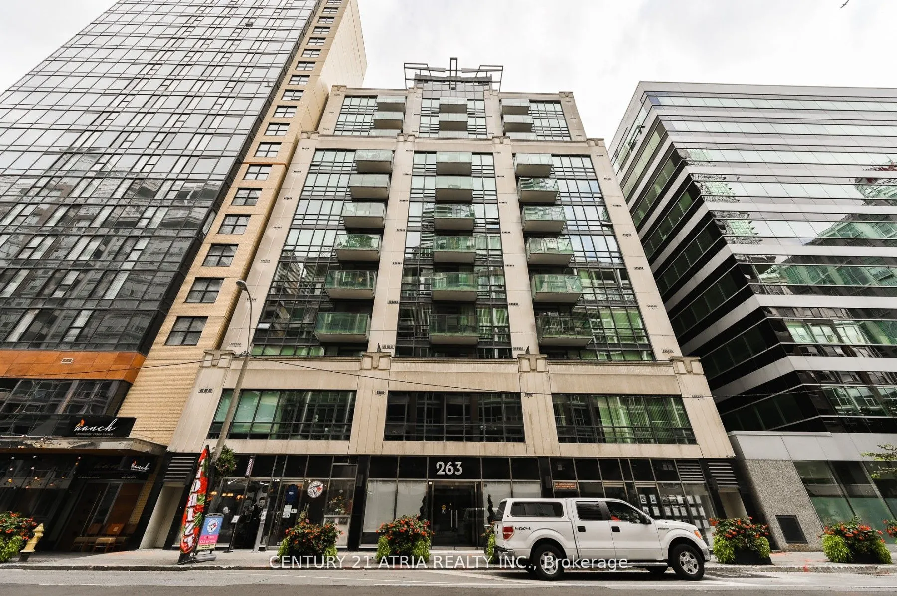 263 Wellington Street W, #704