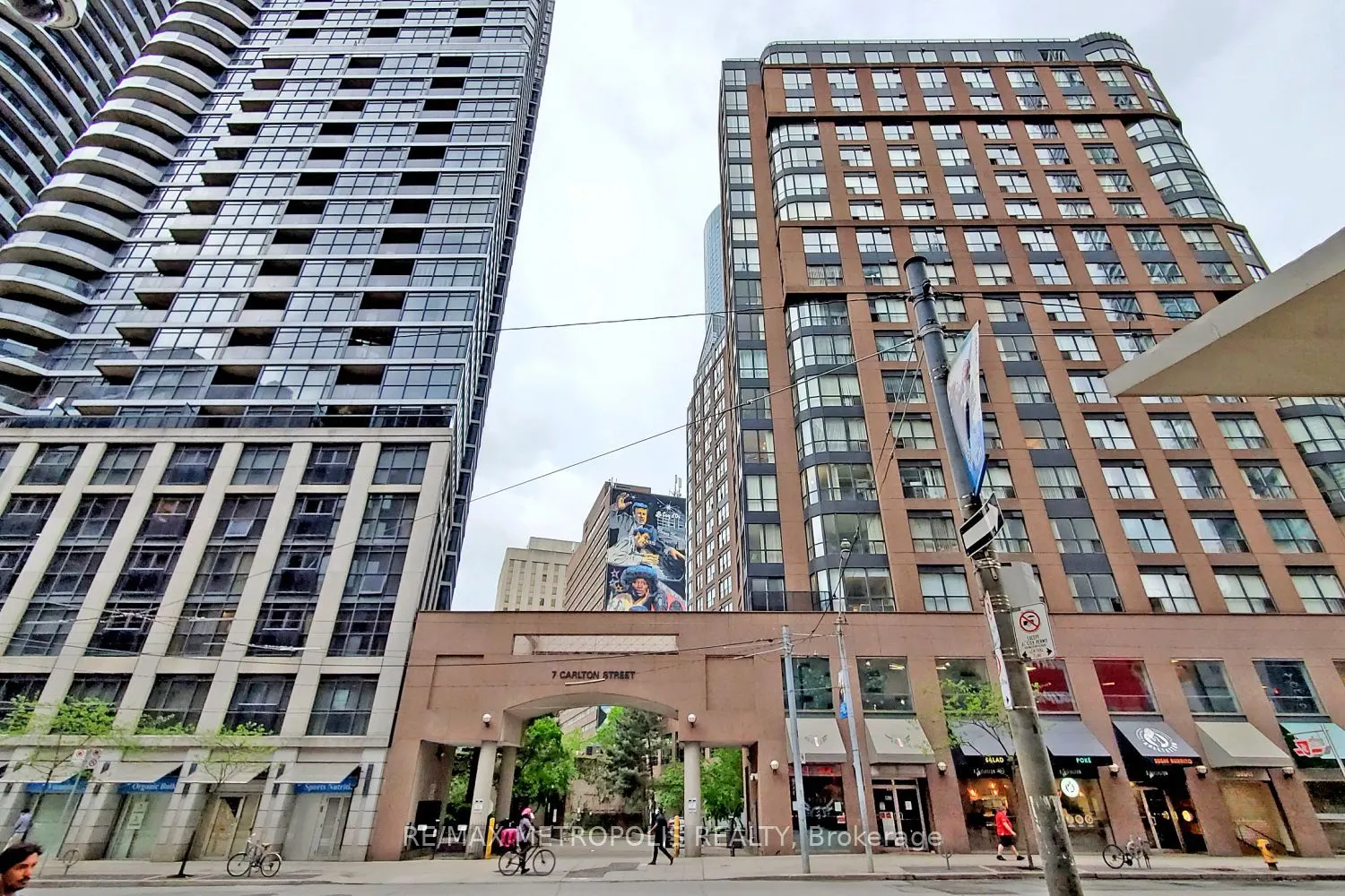 7 Carlton Street, #711