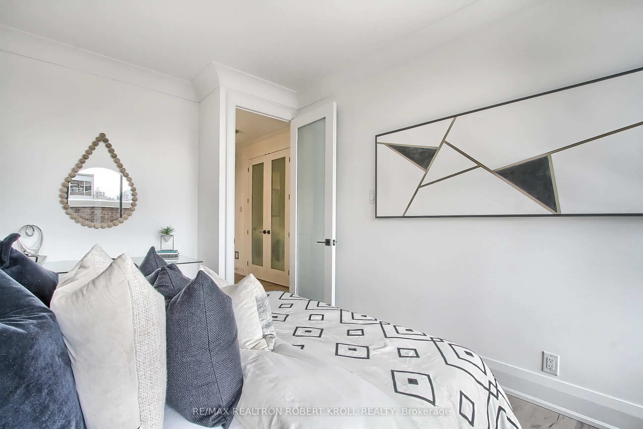 55A Avenue Road, #406