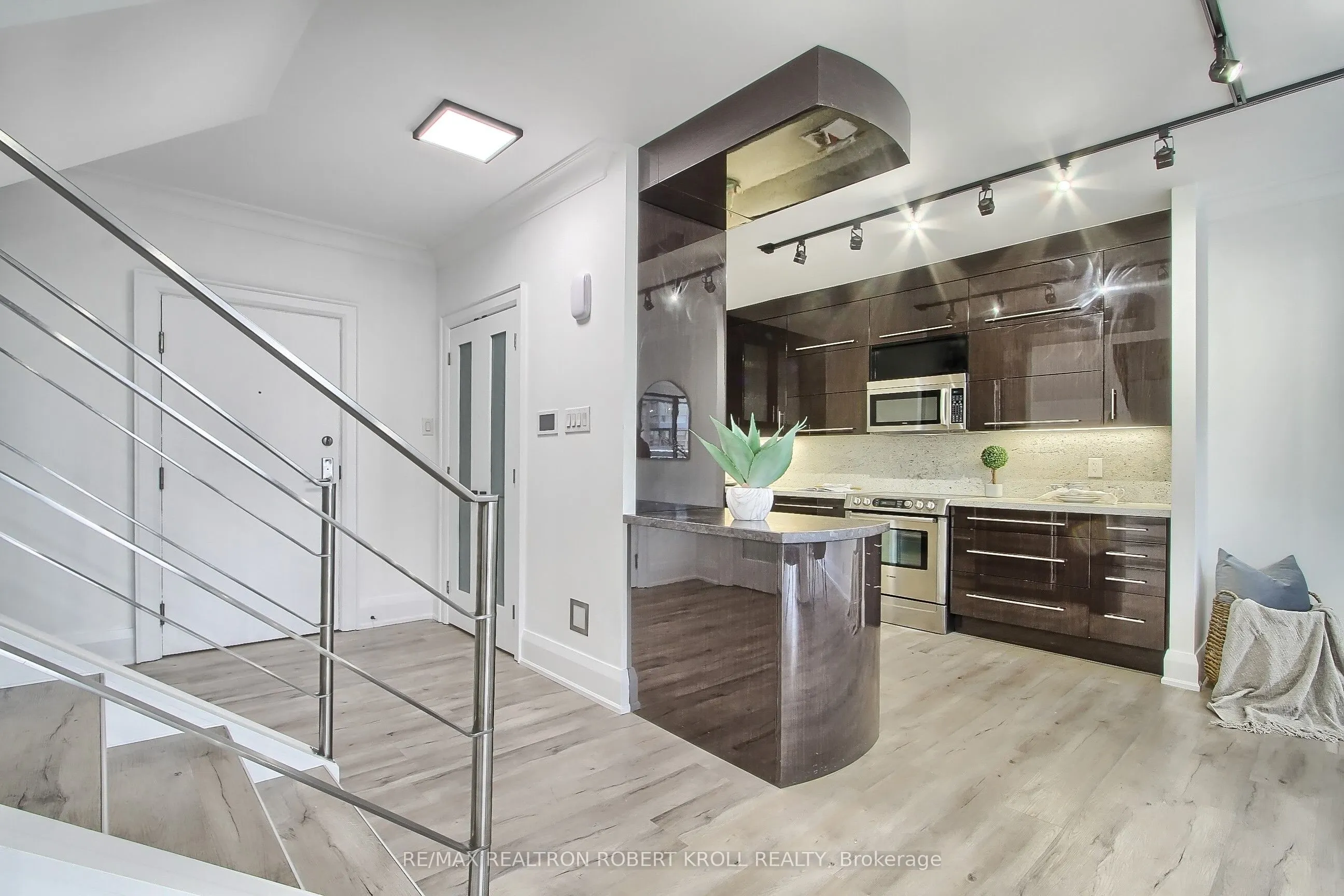 55A Avenue Road, #406