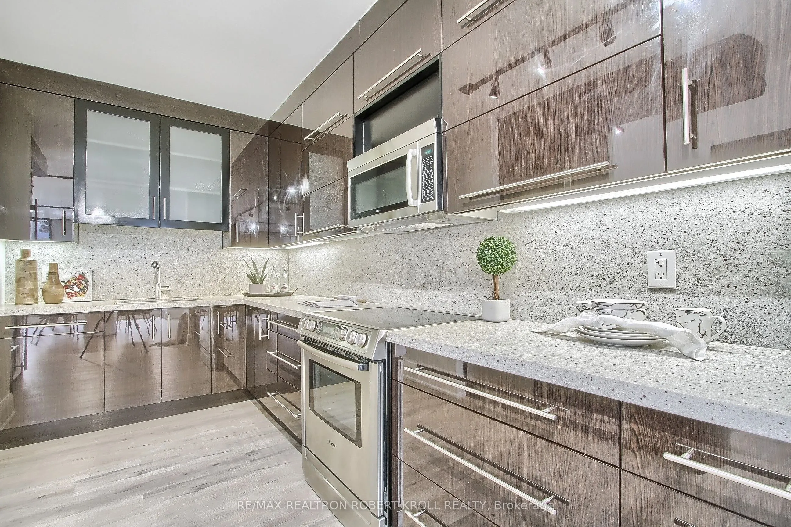 55A Avenue Road, #406
