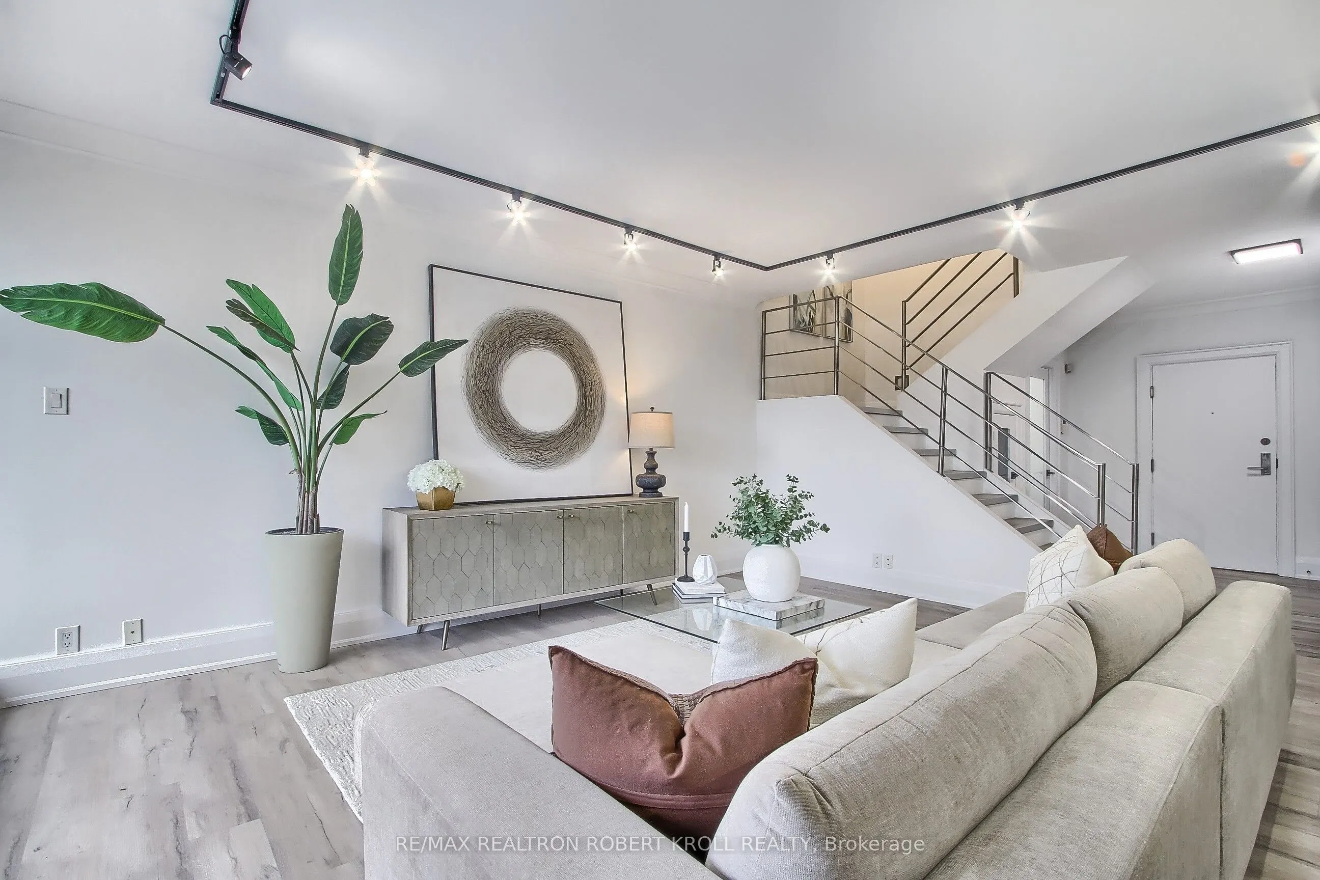 55A Avenue Road, #406