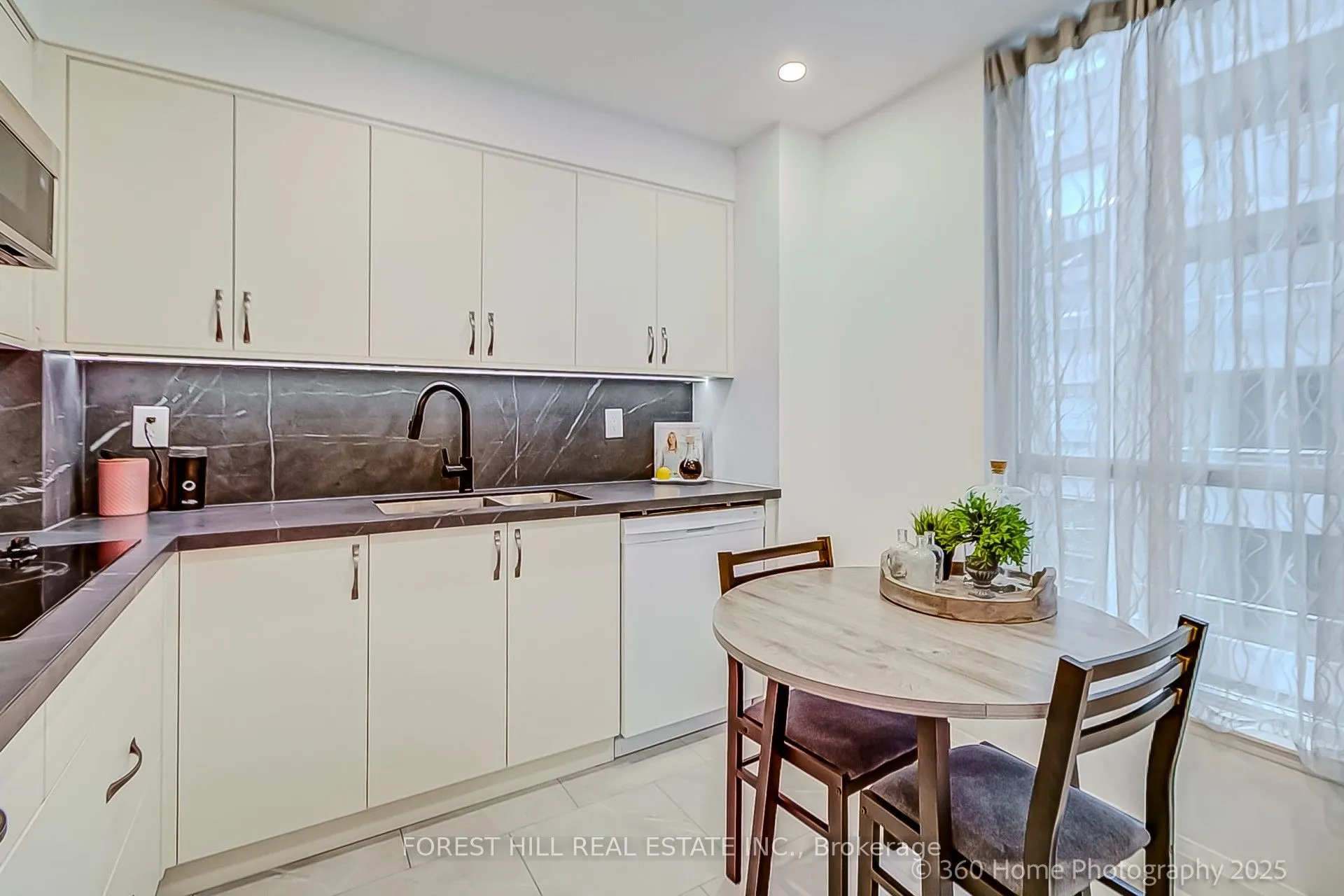 21 HILLCREST Avenue, #404