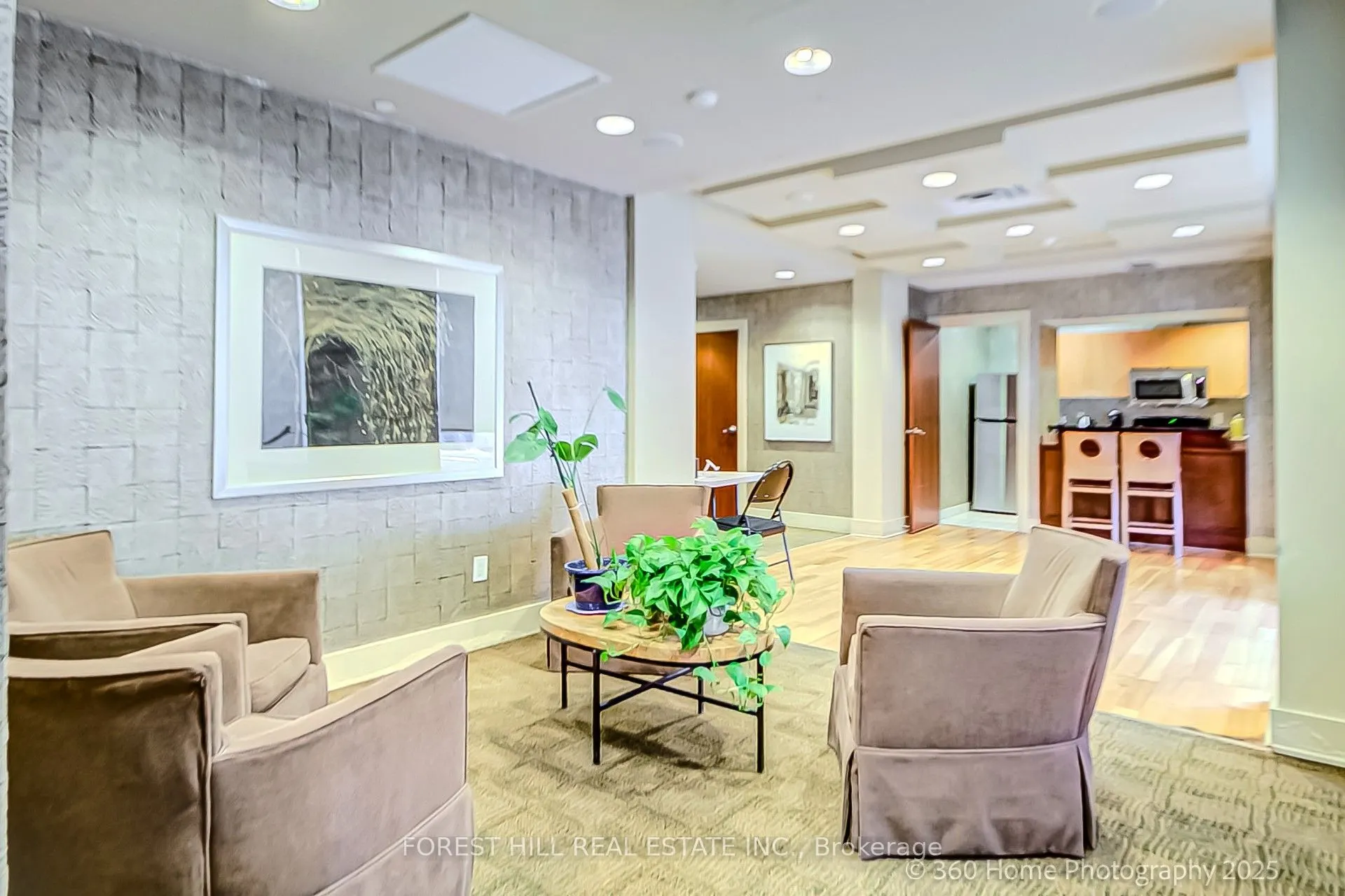 21 HILLCREST Avenue, #404