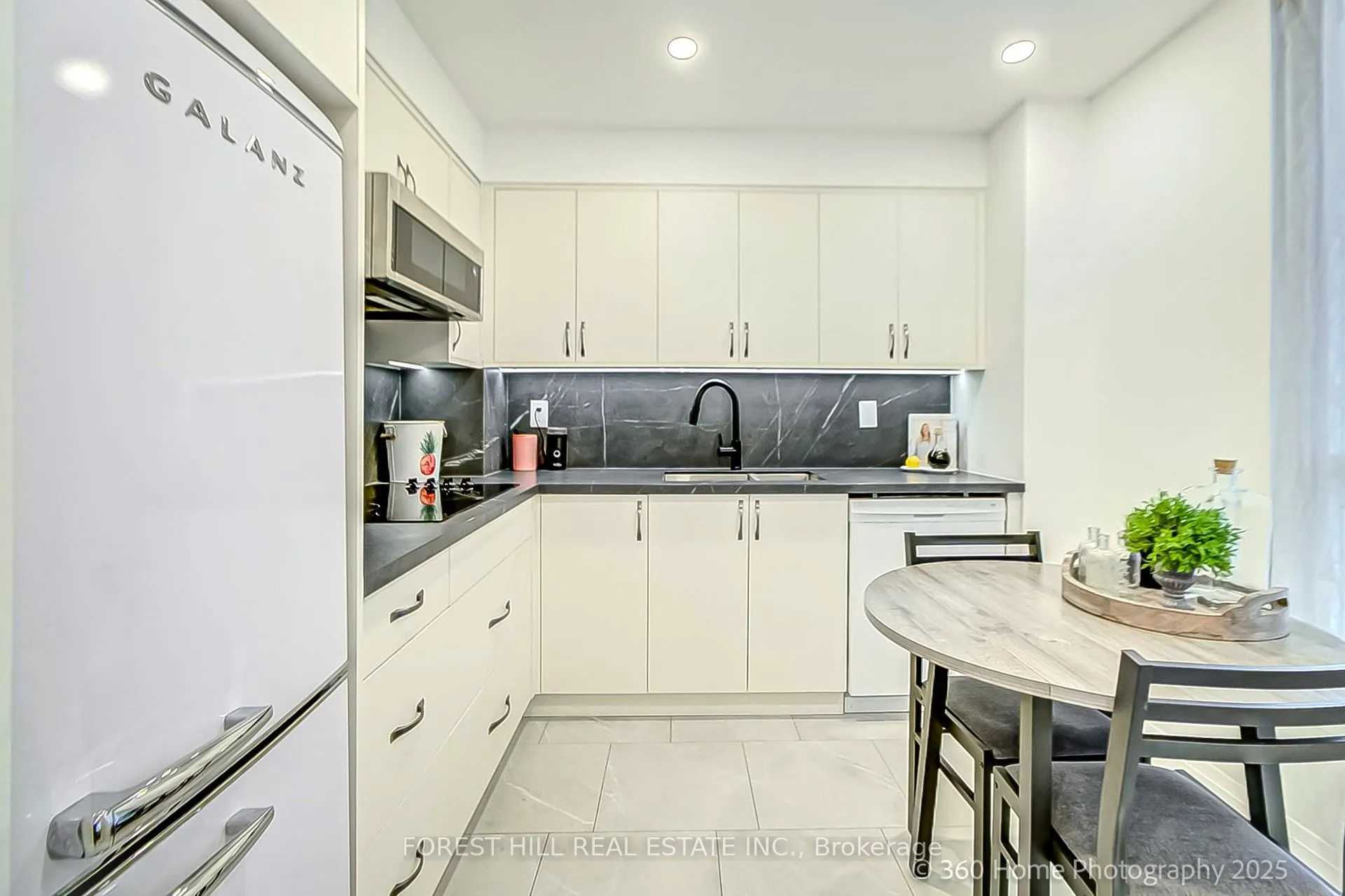 21 HILLCREST Avenue, #404