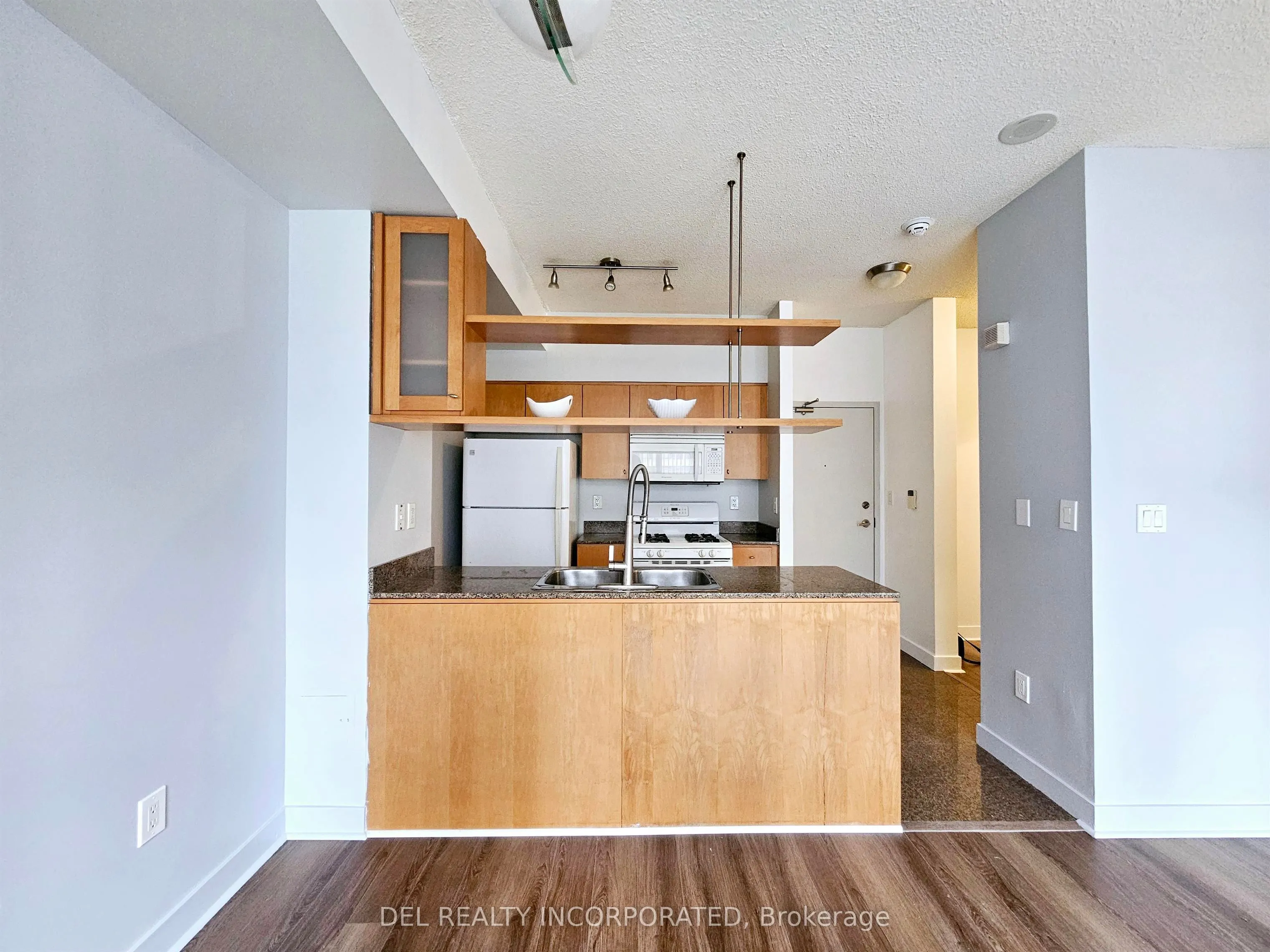9 Spadina Avenue N, #209