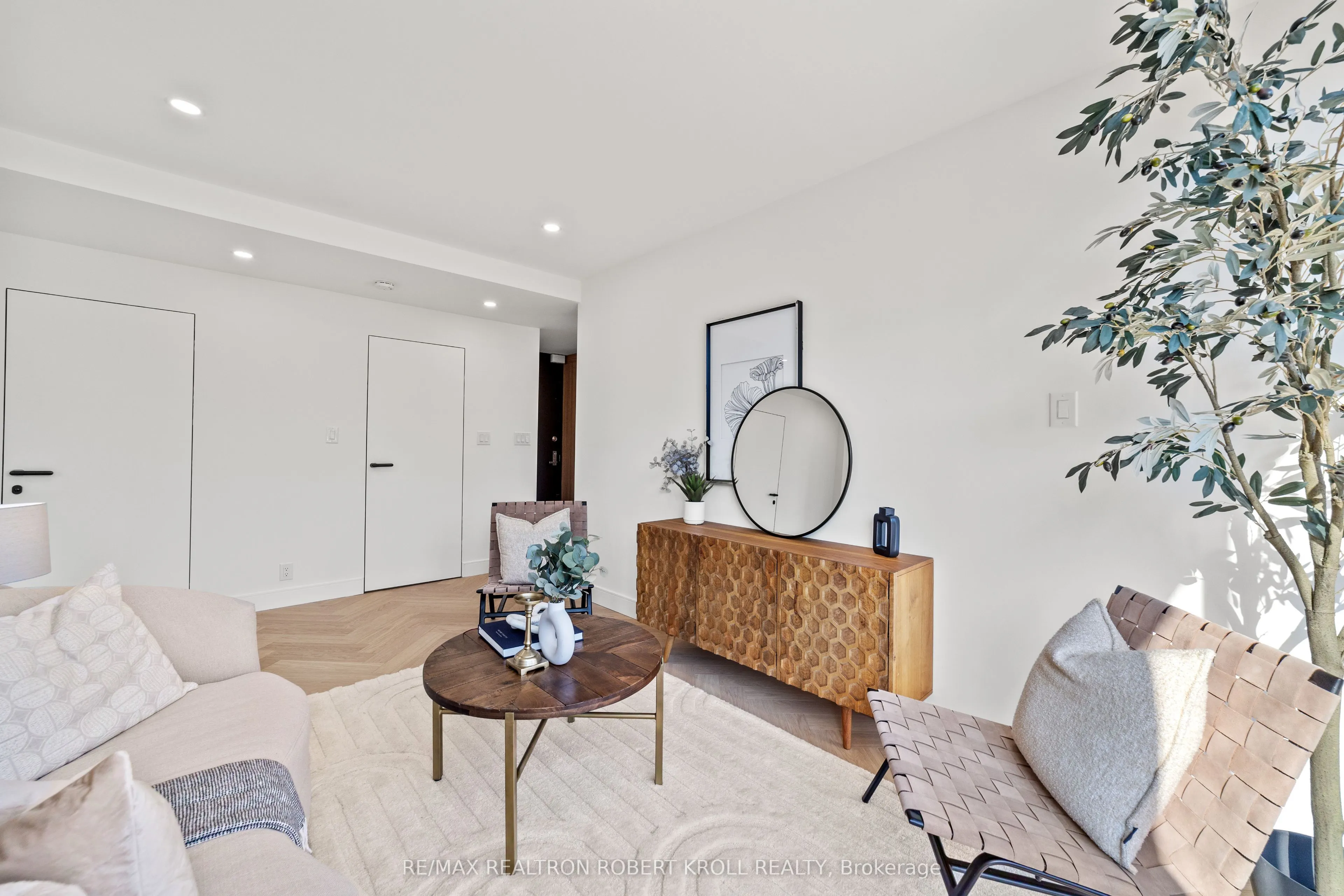 55A Avenue Road, #602