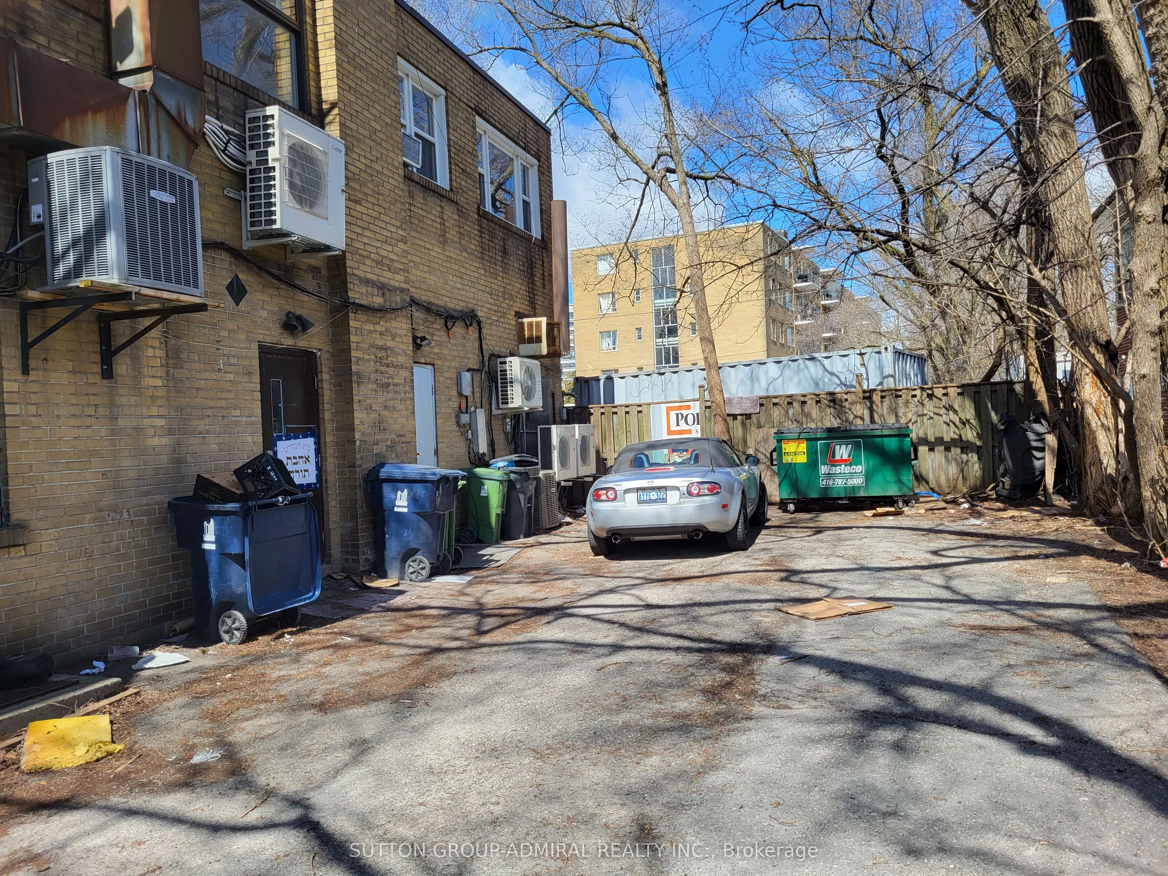 2839 Bathurst Street