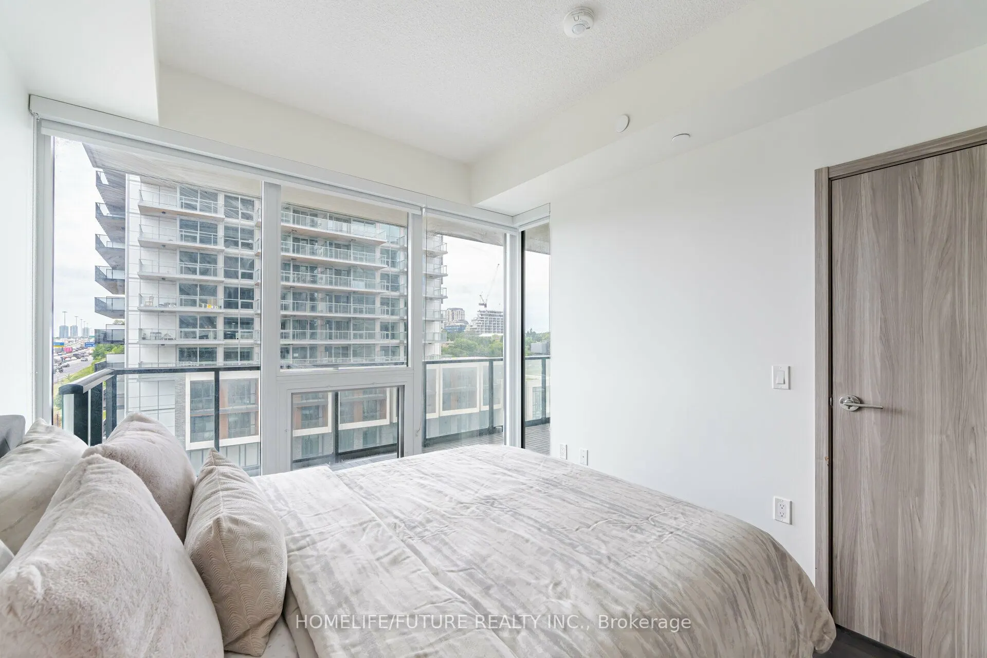 85 Mcmahon Drive, #807