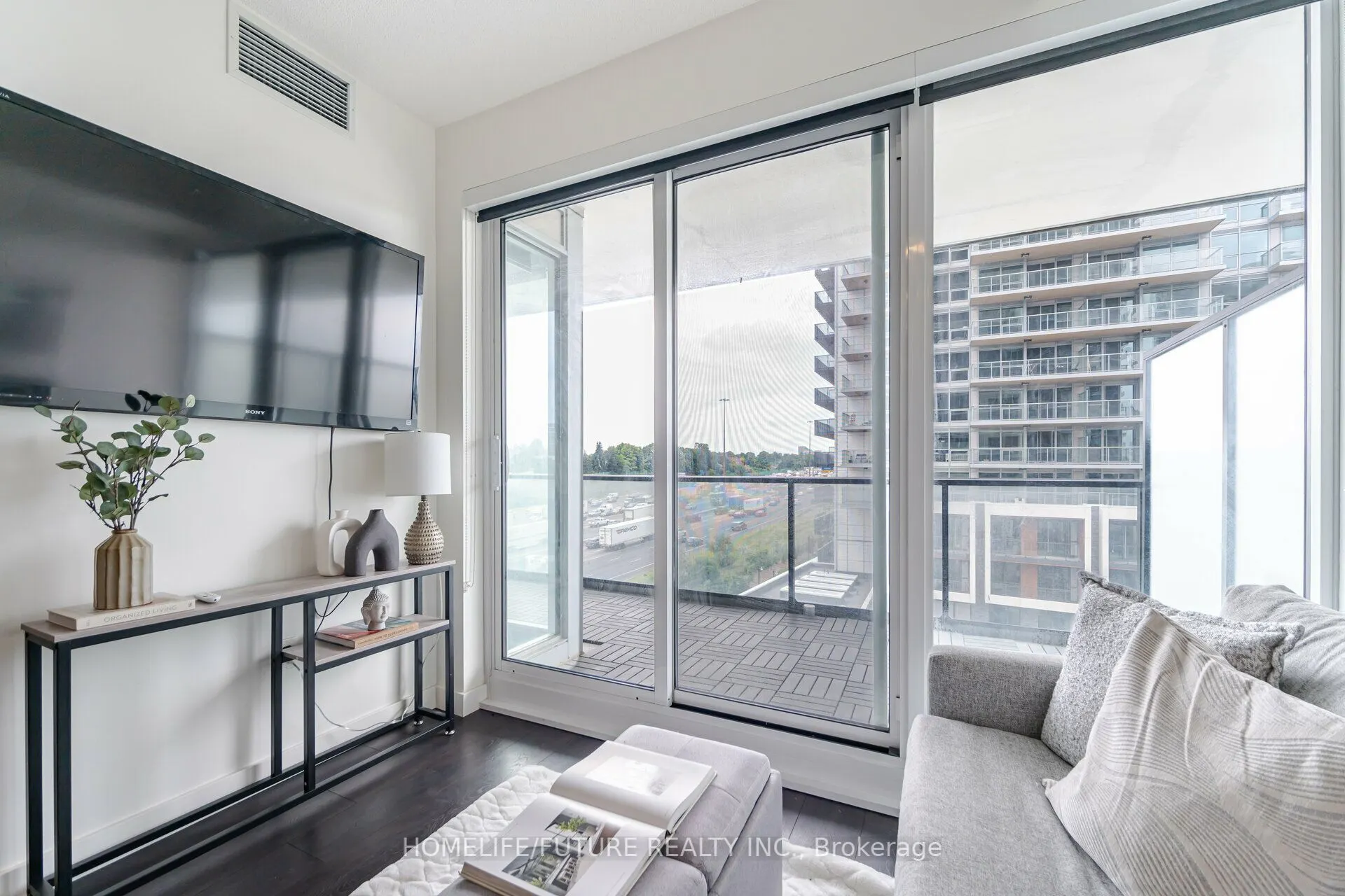 85 Mcmahon Drive, #807