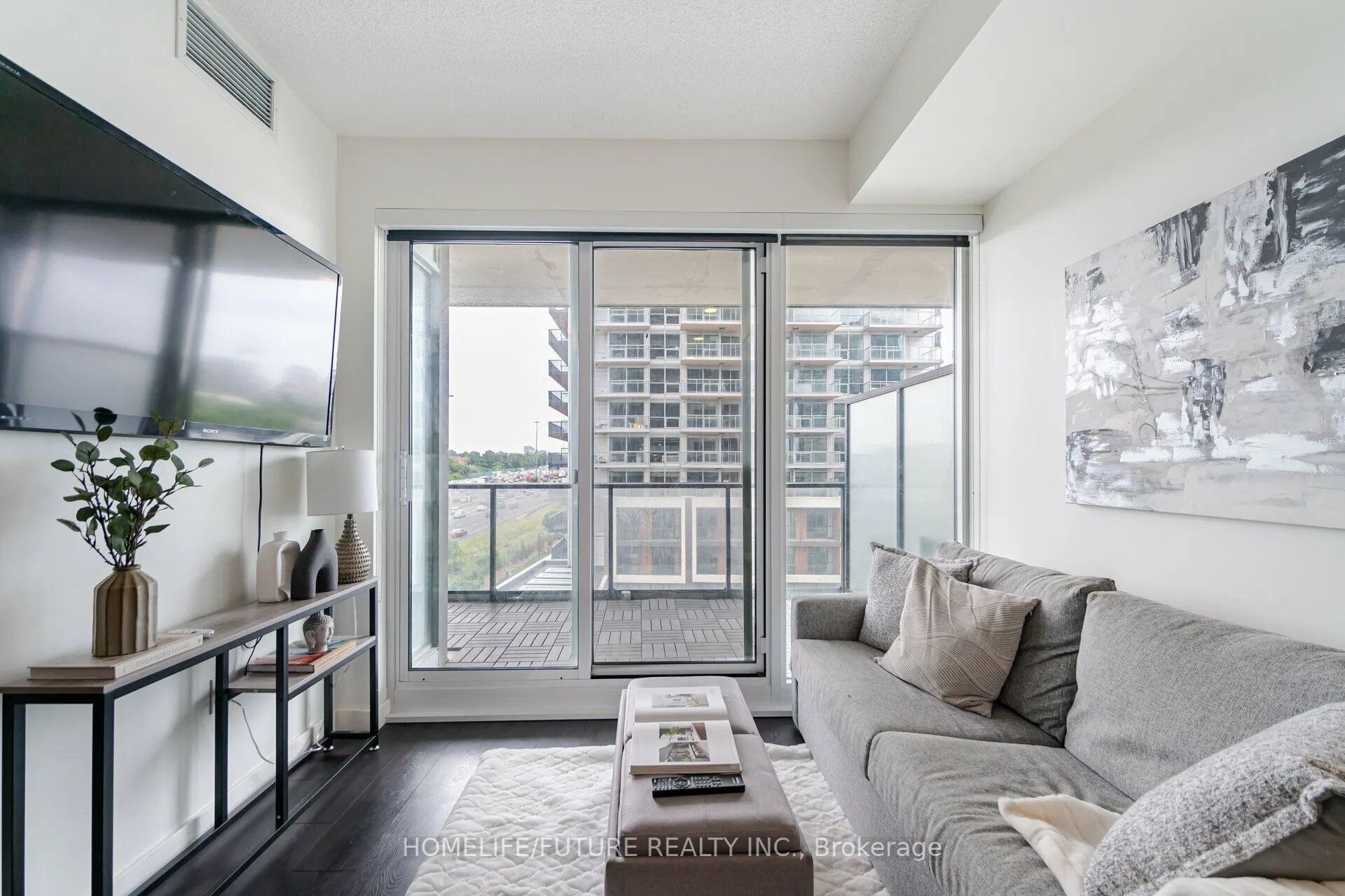 85 Mcmahon Drive, #807