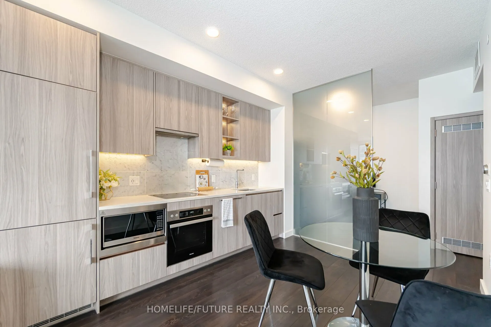 85 Mcmahon Drive, #807