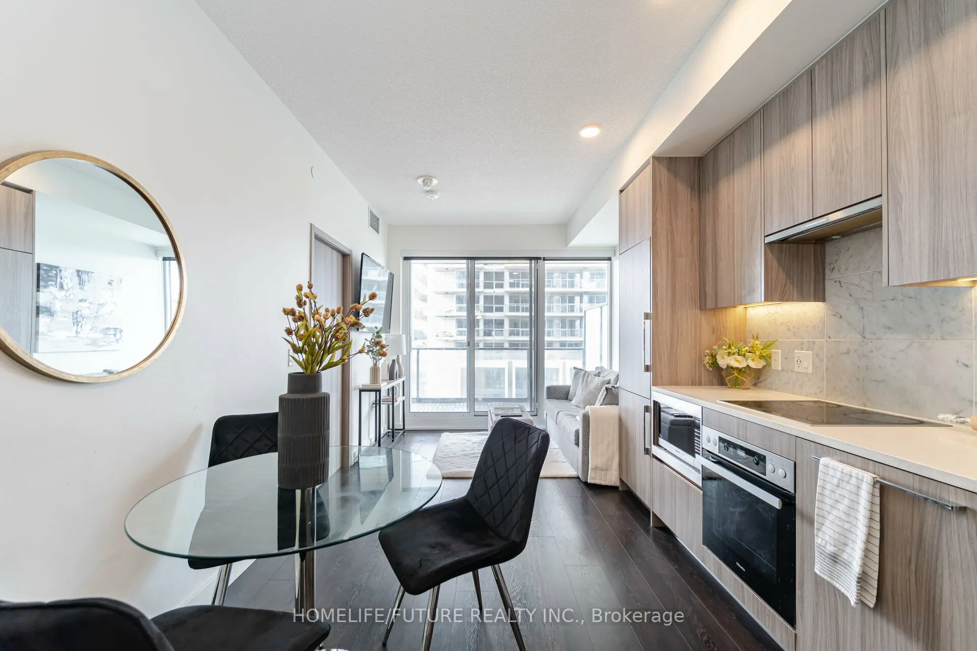 85 Mcmahon Drive, #807