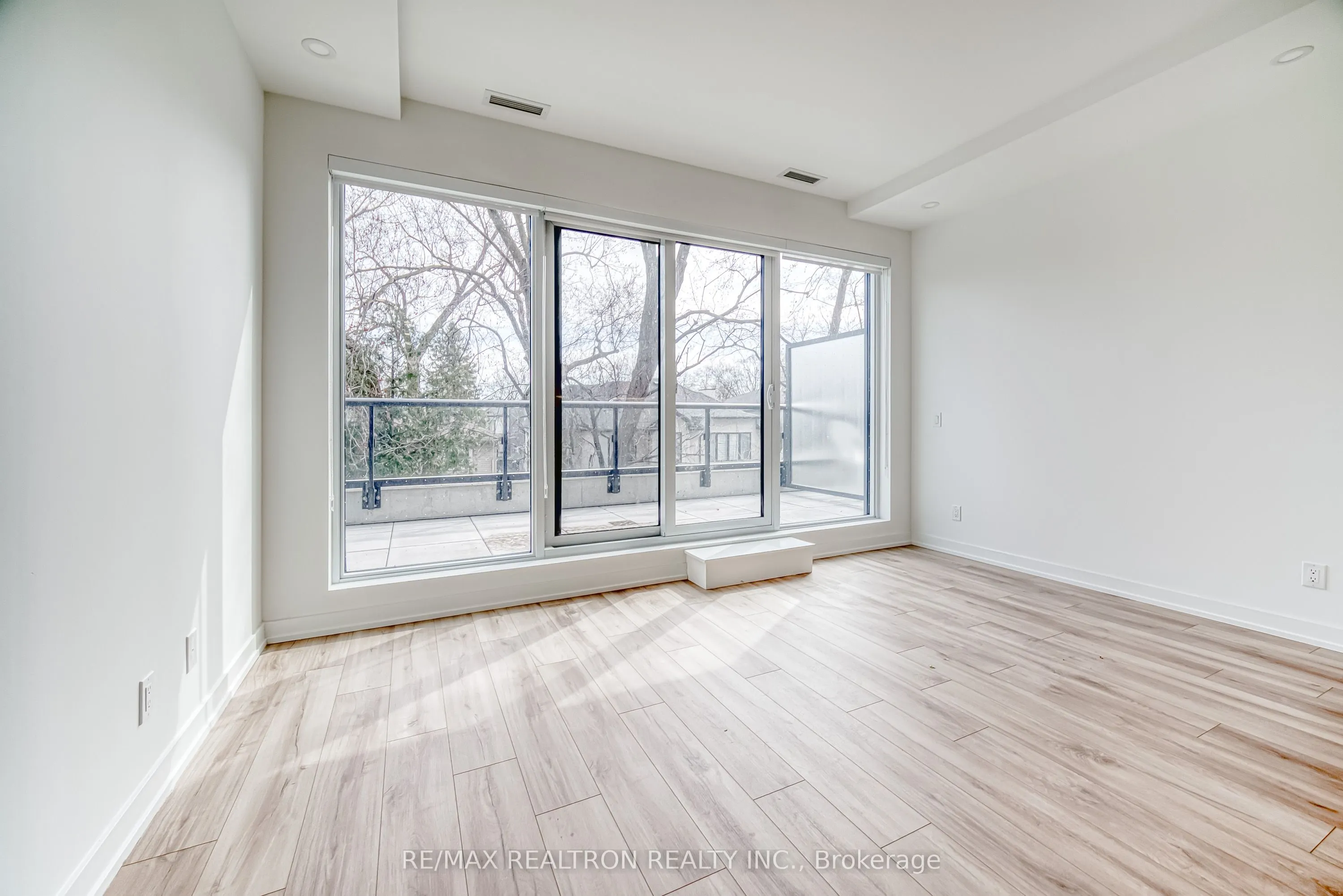 181 Sheppard Avenue E #211