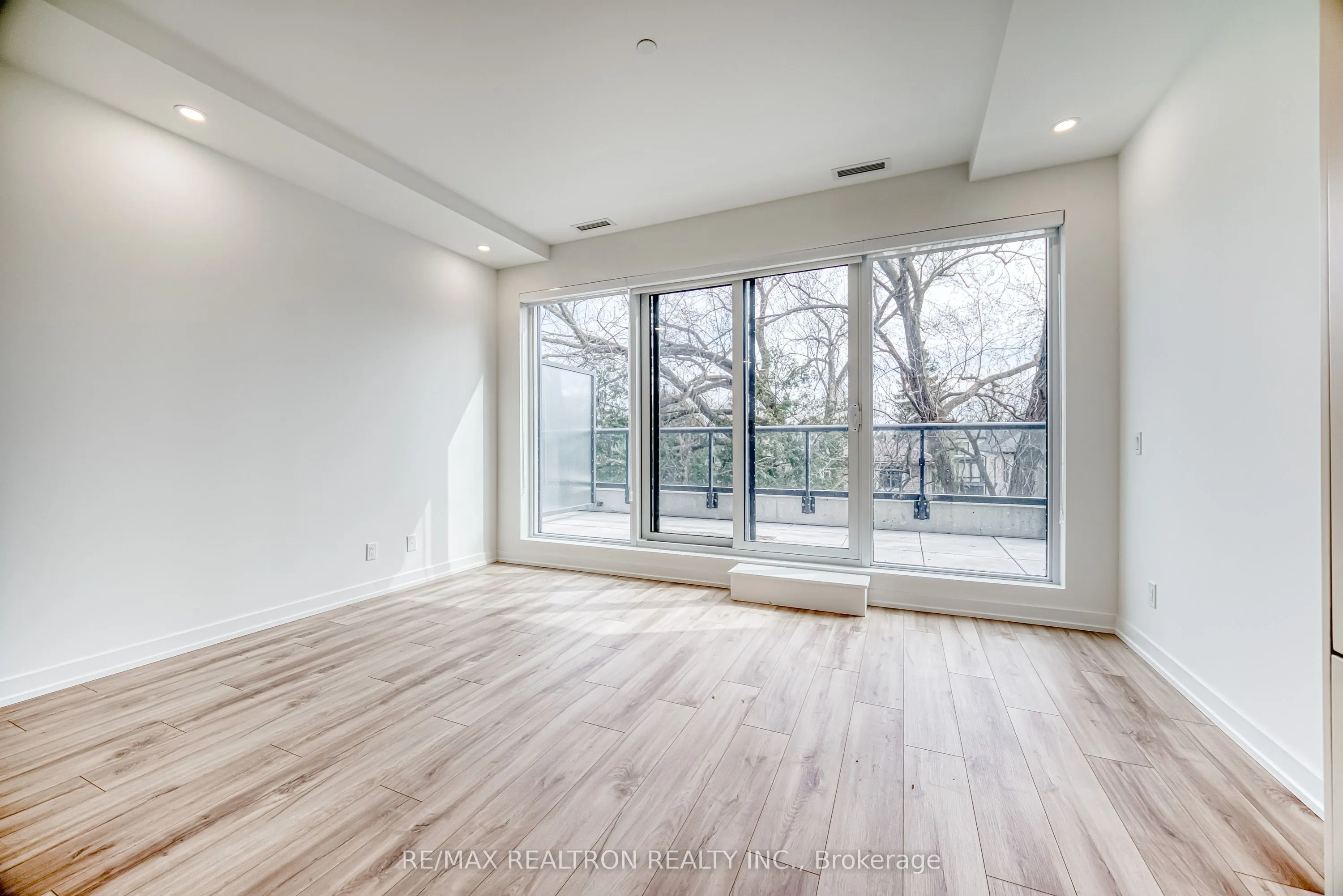 181 Sheppard Avenue E #211