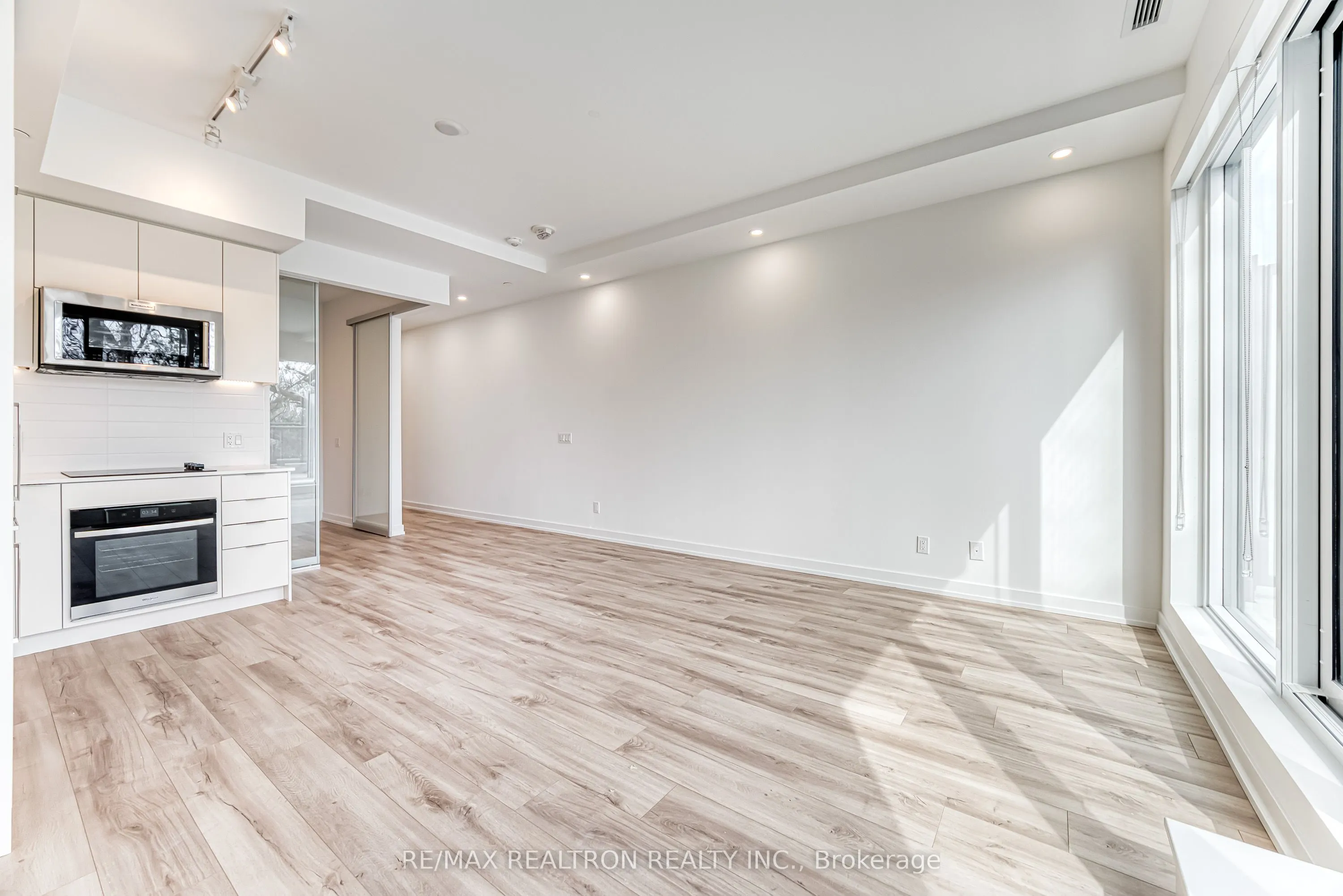 181 Sheppard Avenue E #211