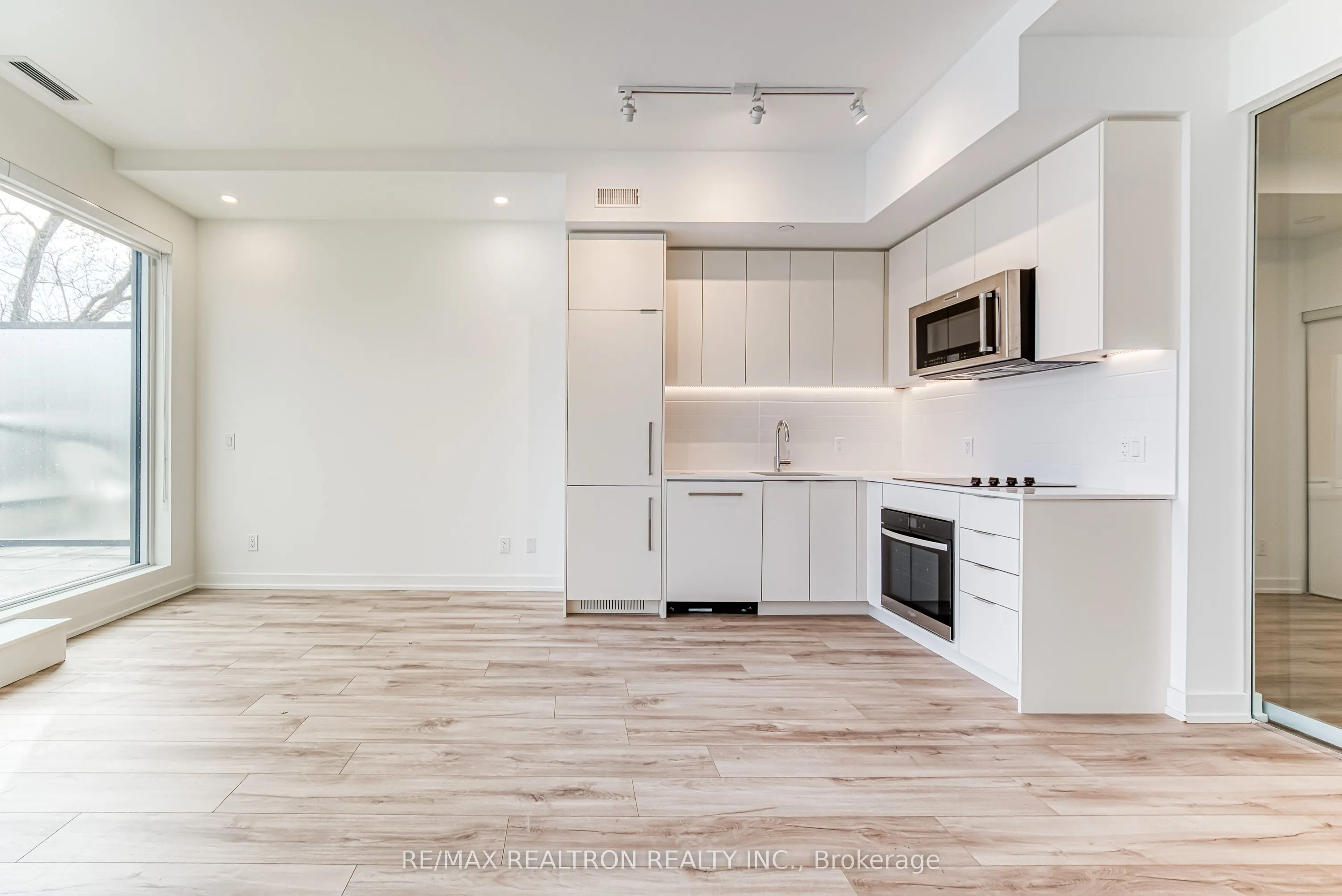 181 Sheppard Avenue E #211