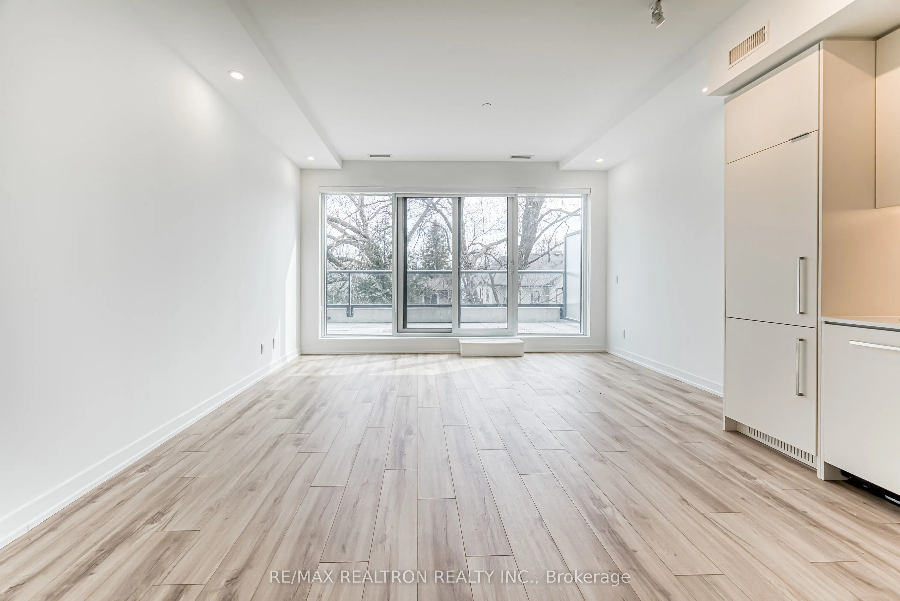 181 Sheppard Avenue E #211