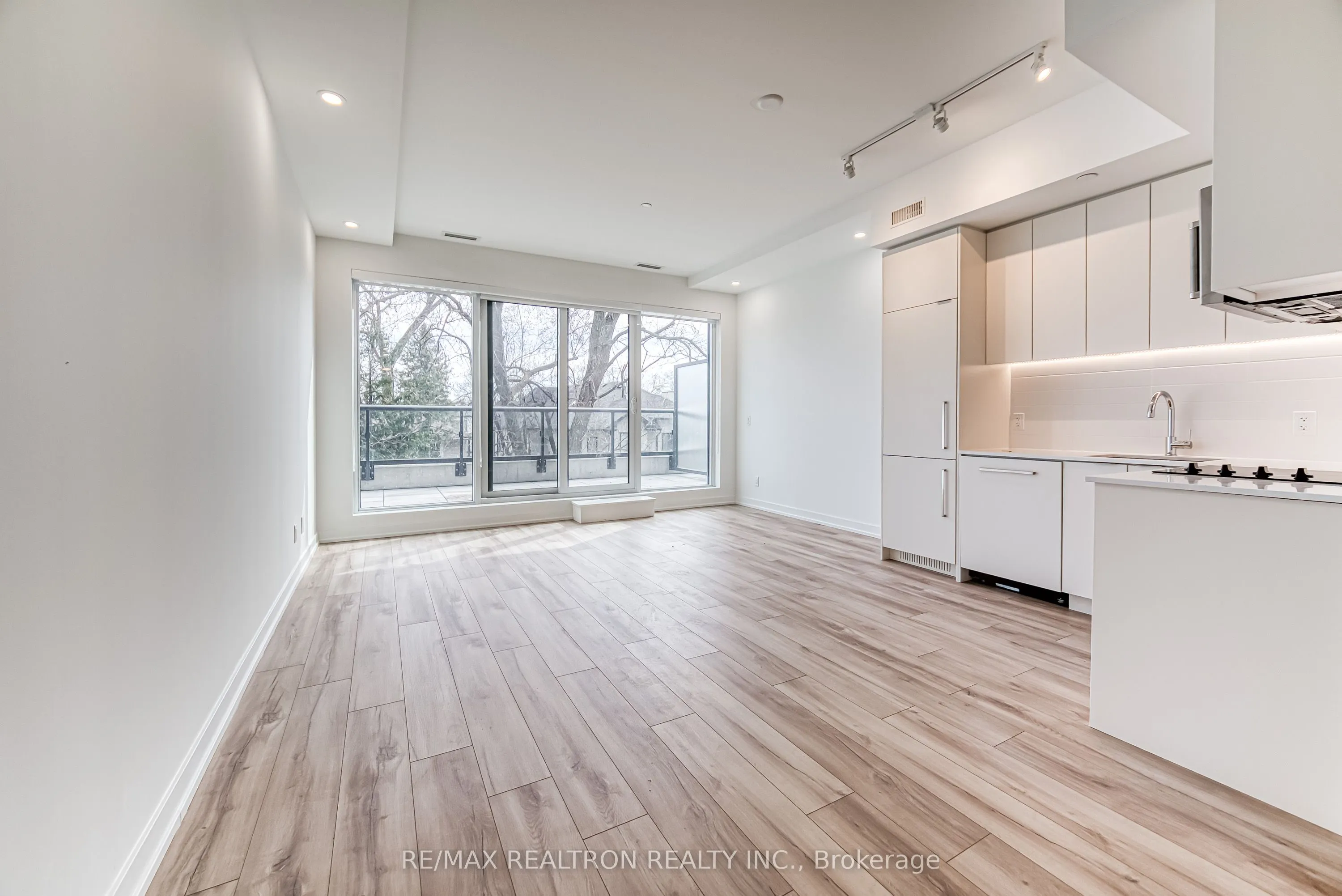 181 Sheppard Avenue E #211