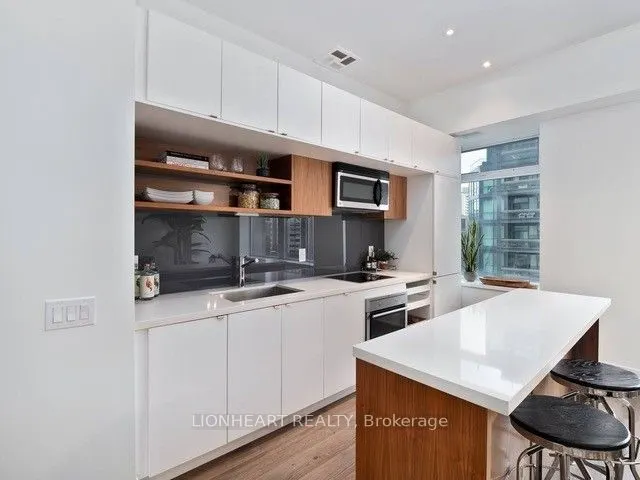 111 St Clair Avenue W, #605