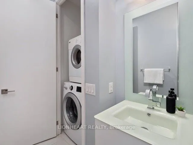 111 St Clair Avenue W, #605
