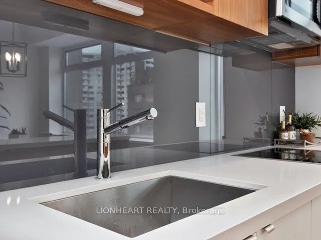 111 St Clair Avenue W, #605