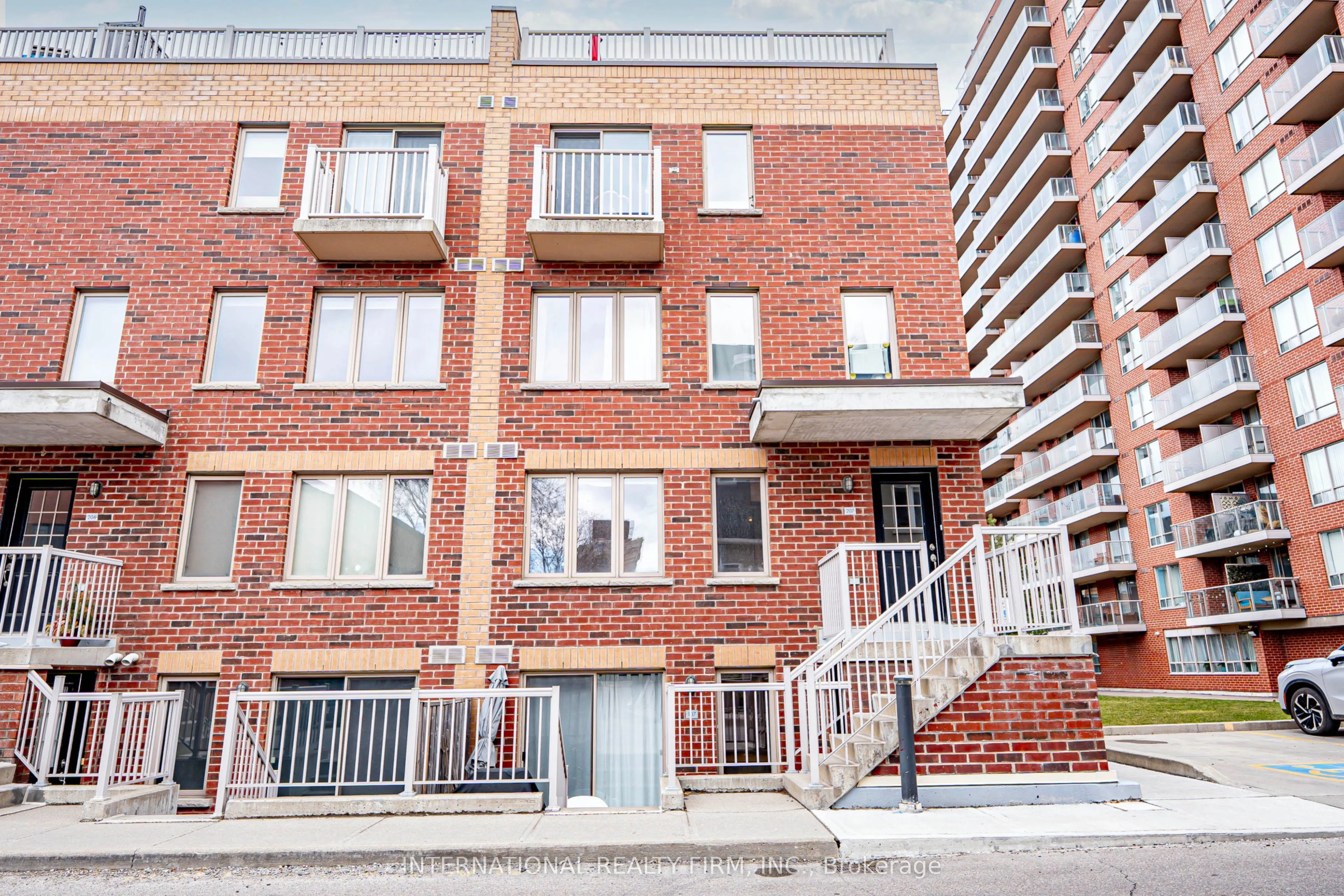 1 Ruttan Street, #TH 107