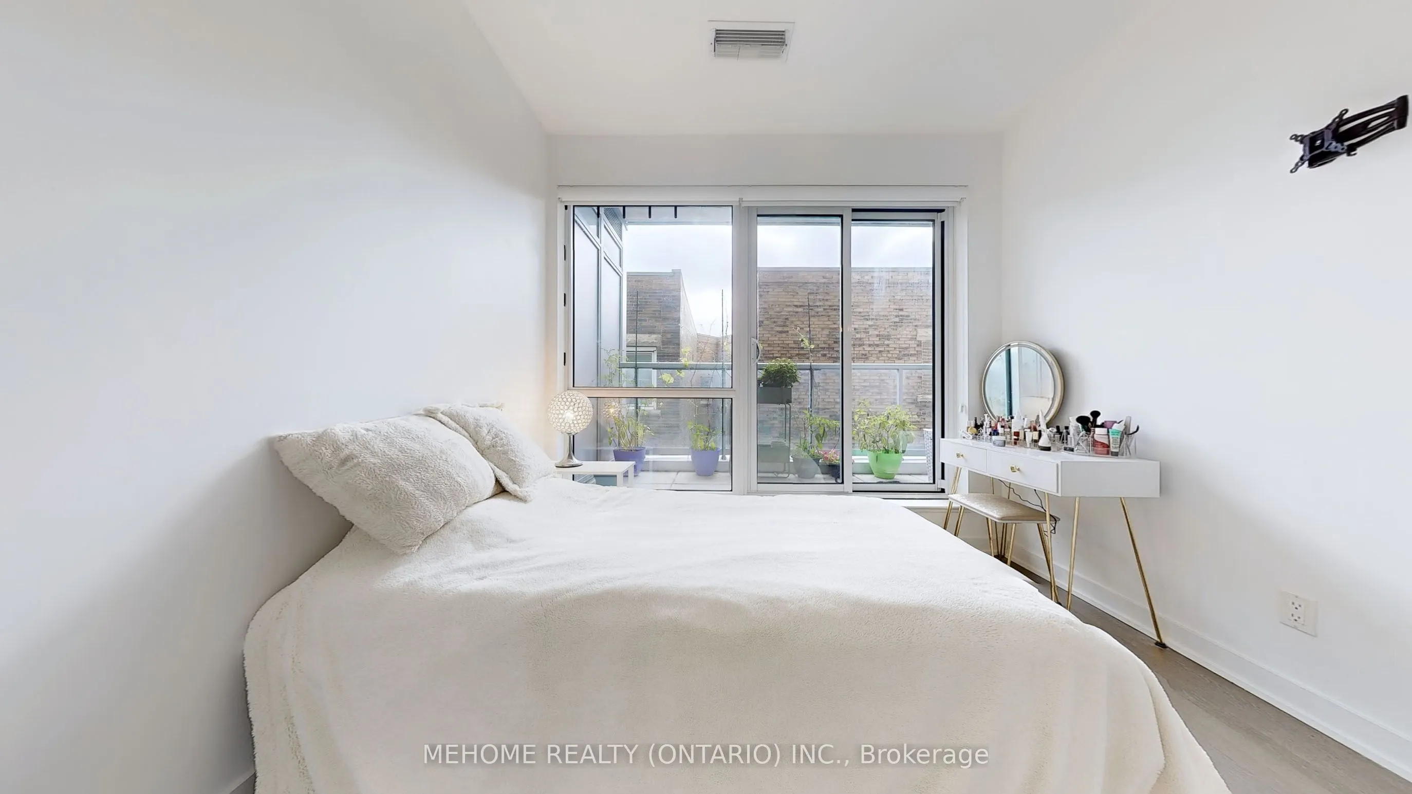 501 St. Clair Avenue W, #204
