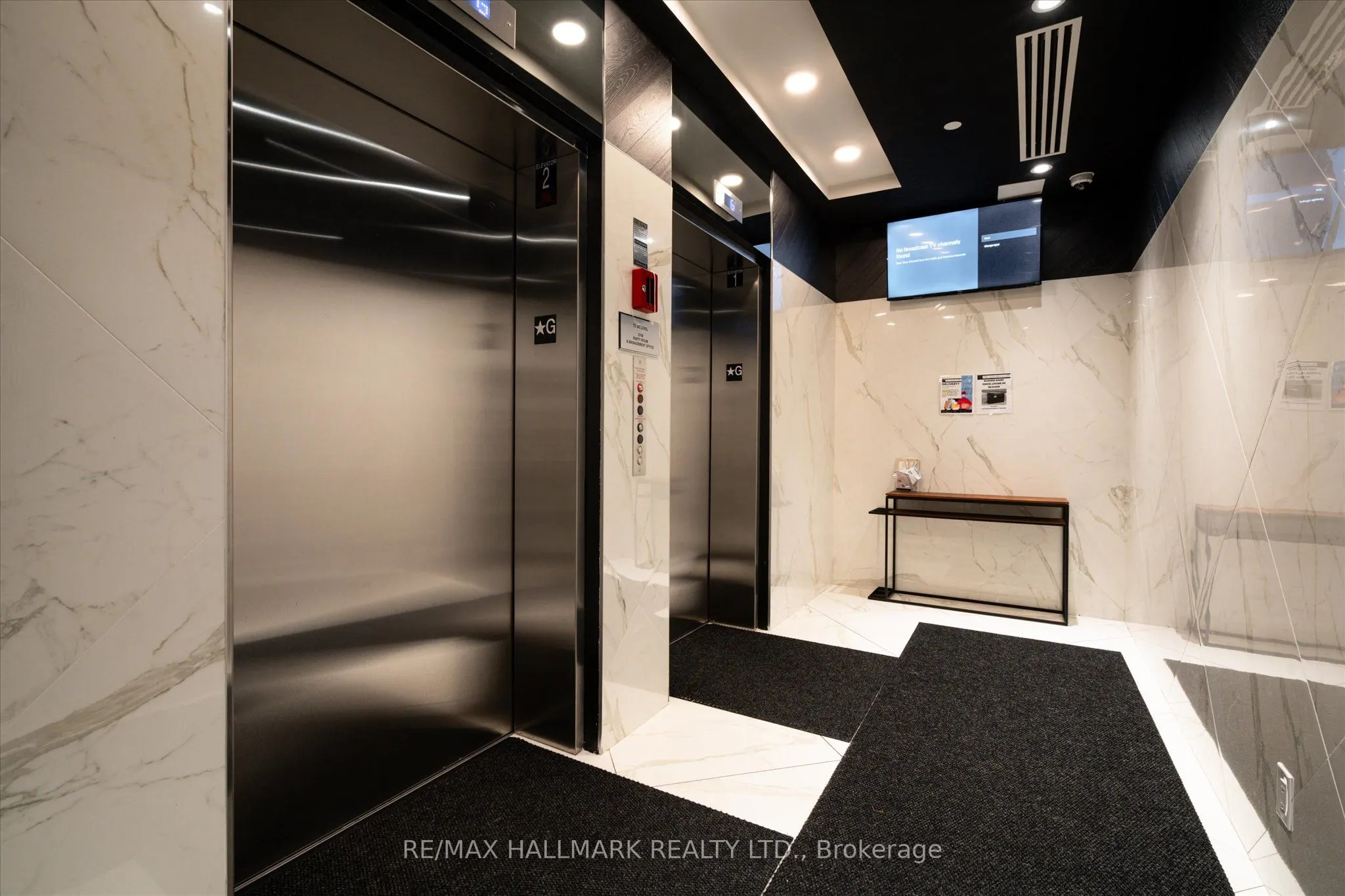 458 Richmond Street W, #204