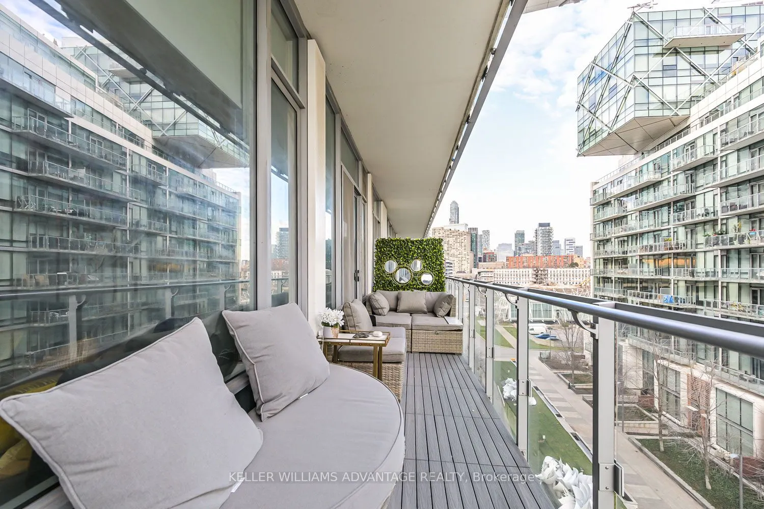 29 Queens Quay E, #616
