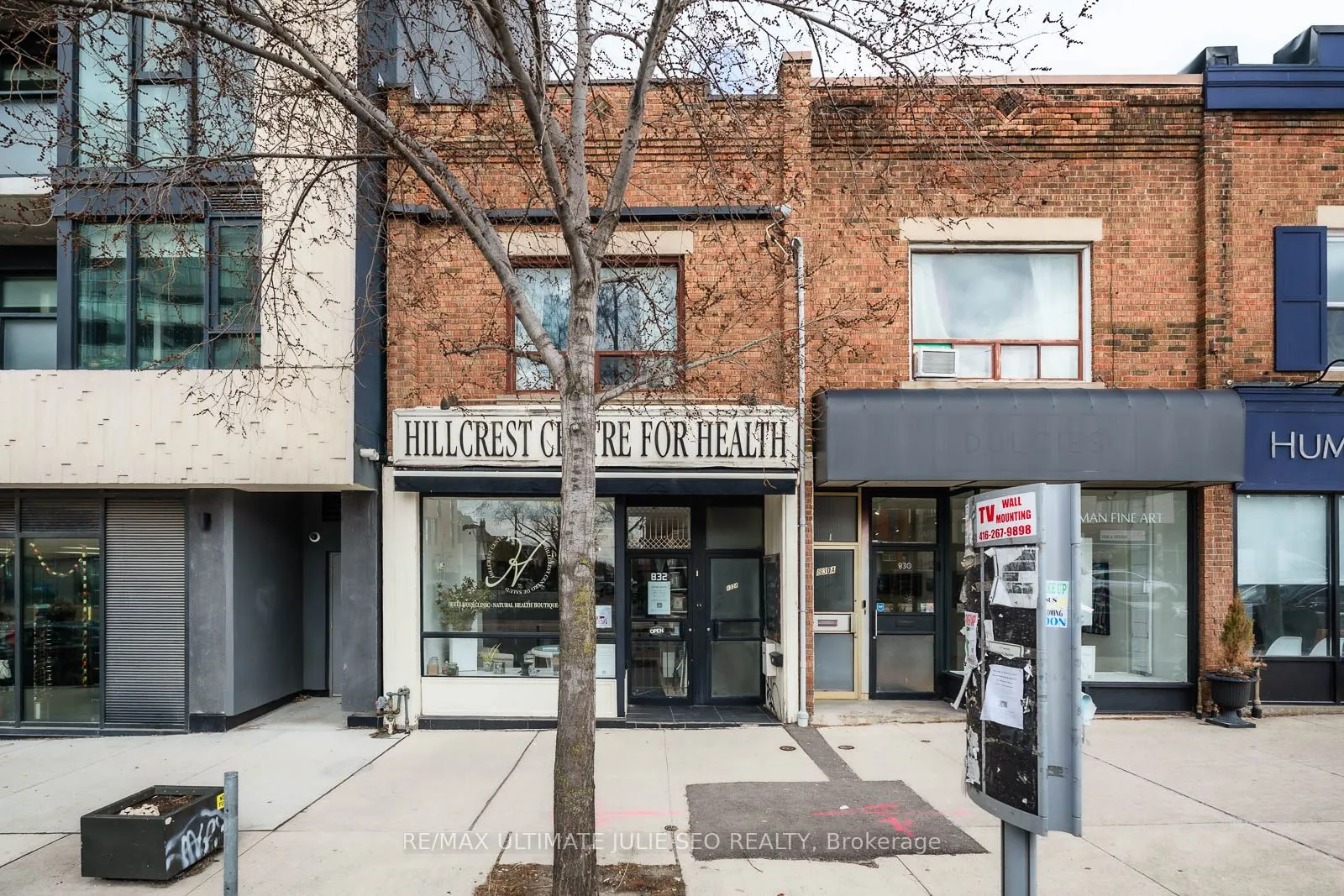 832 St Clair Avenue W