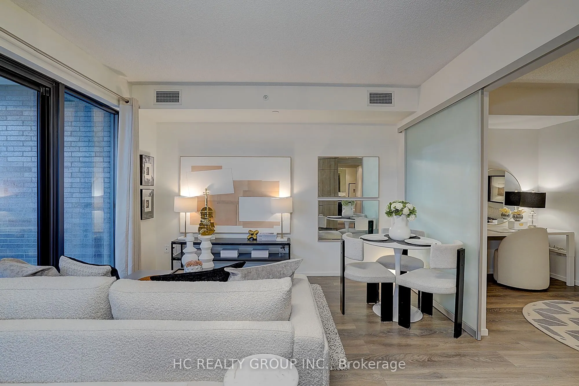 159 Dundas Street E, #607