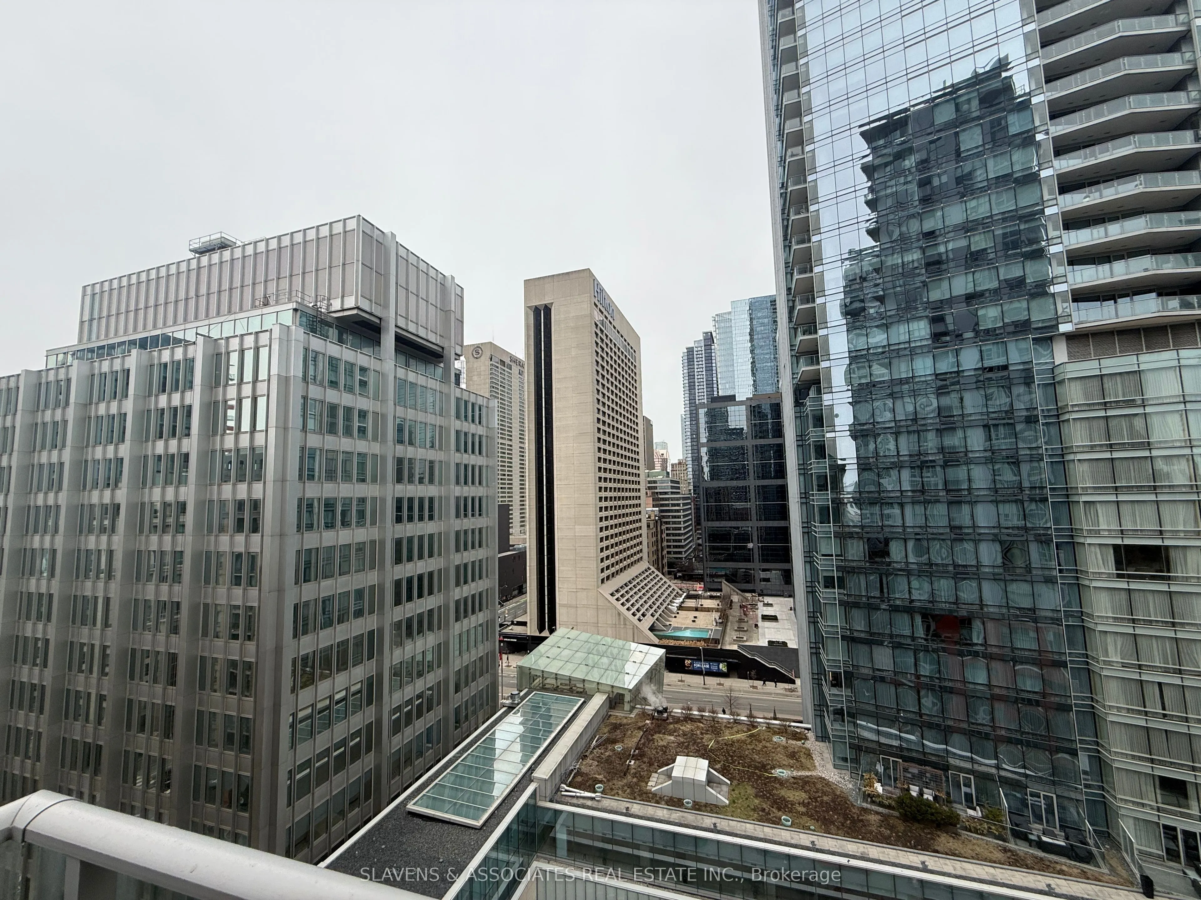 126 Simcoe Street, #1407