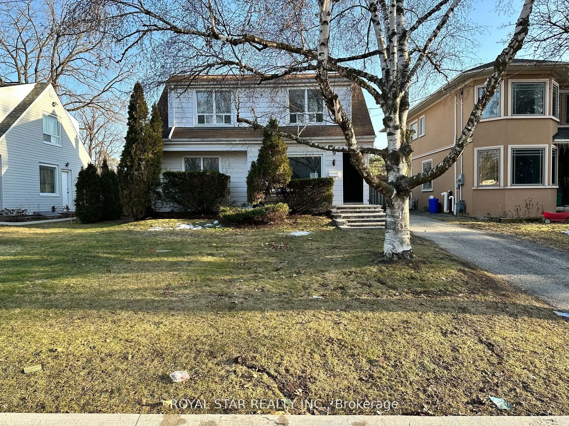 9 Roycrest Avenue